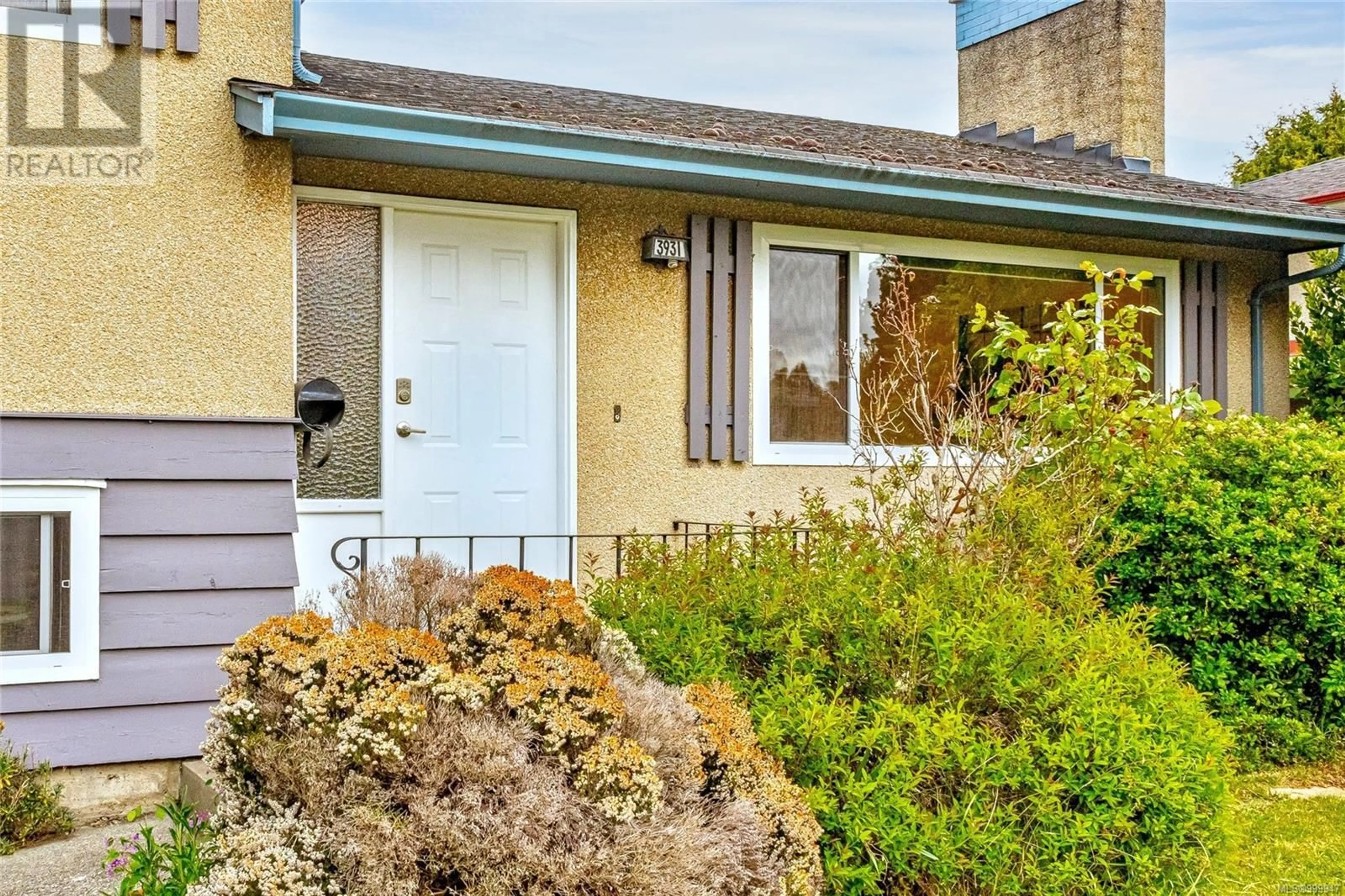 Home with vinyl exterior material, street for 3931 ANSELL ROAD, Saanich British Columbia V8P4W1