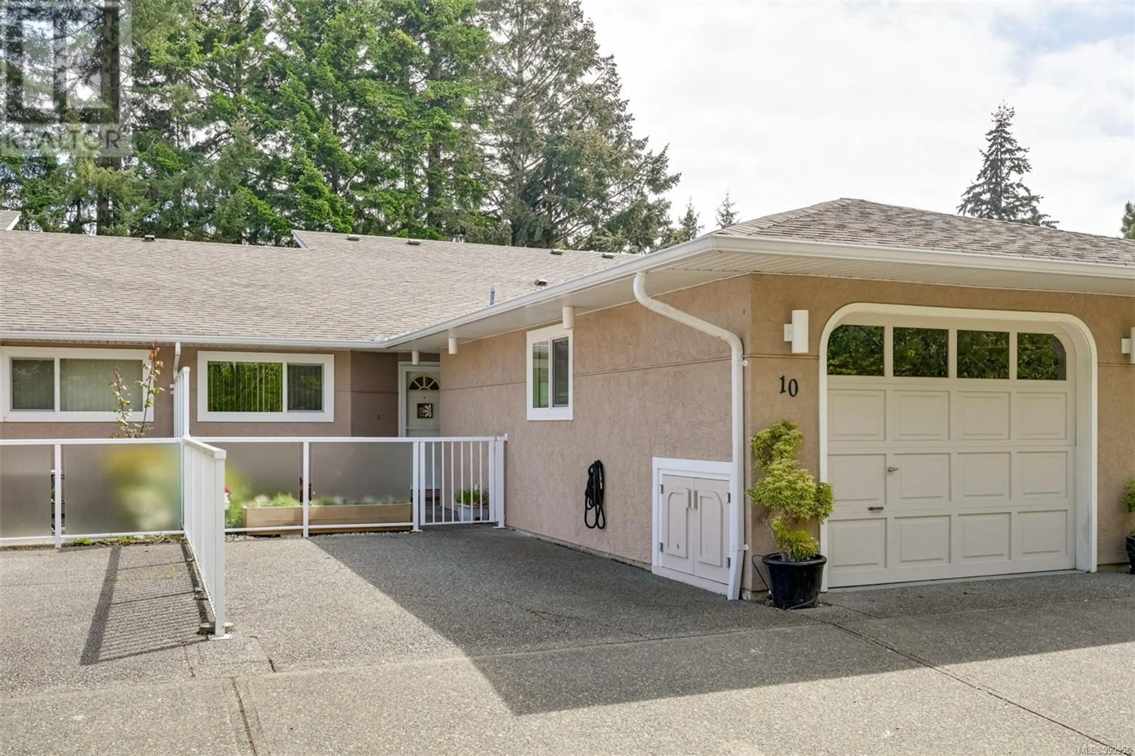 Home with vinyl exterior material, street for 10 - 3049 BRITTANY DRIVE, Colwood British Columbia V9B5P8
