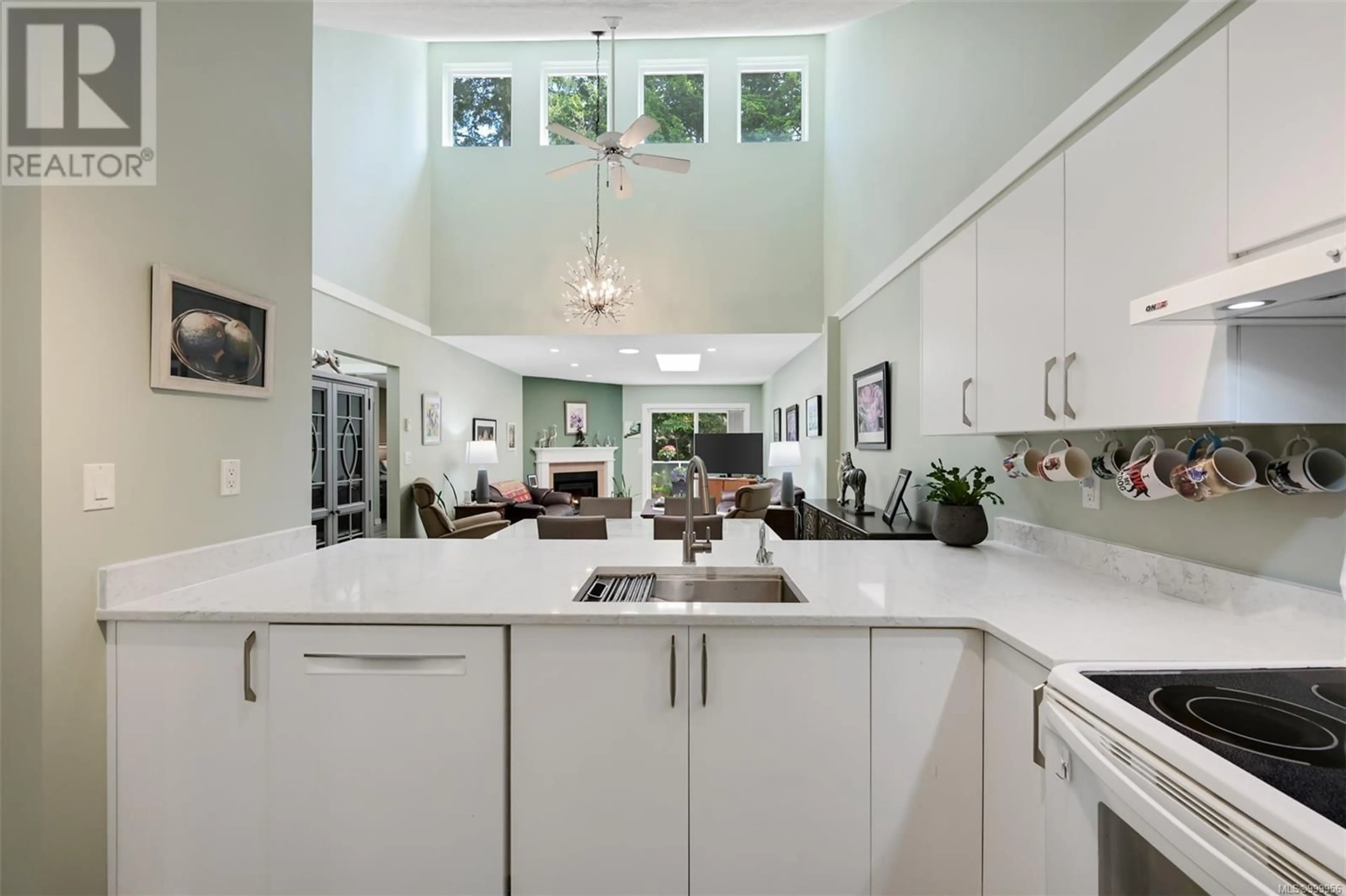 Open concept kitchen, ceramic/tile floor for 10 - 3049 BRITTANY DRIVE, Colwood British Columbia V9B5P8