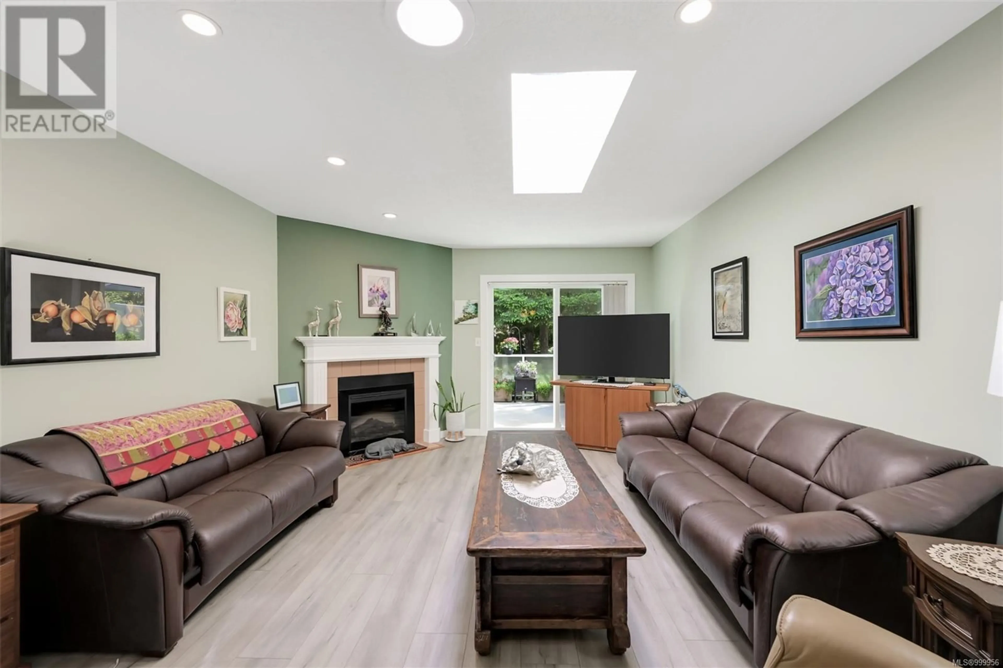 Living room with furniture, unknown for 10 - 3049 BRITTANY DRIVE, Colwood British Columbia V9B5P8