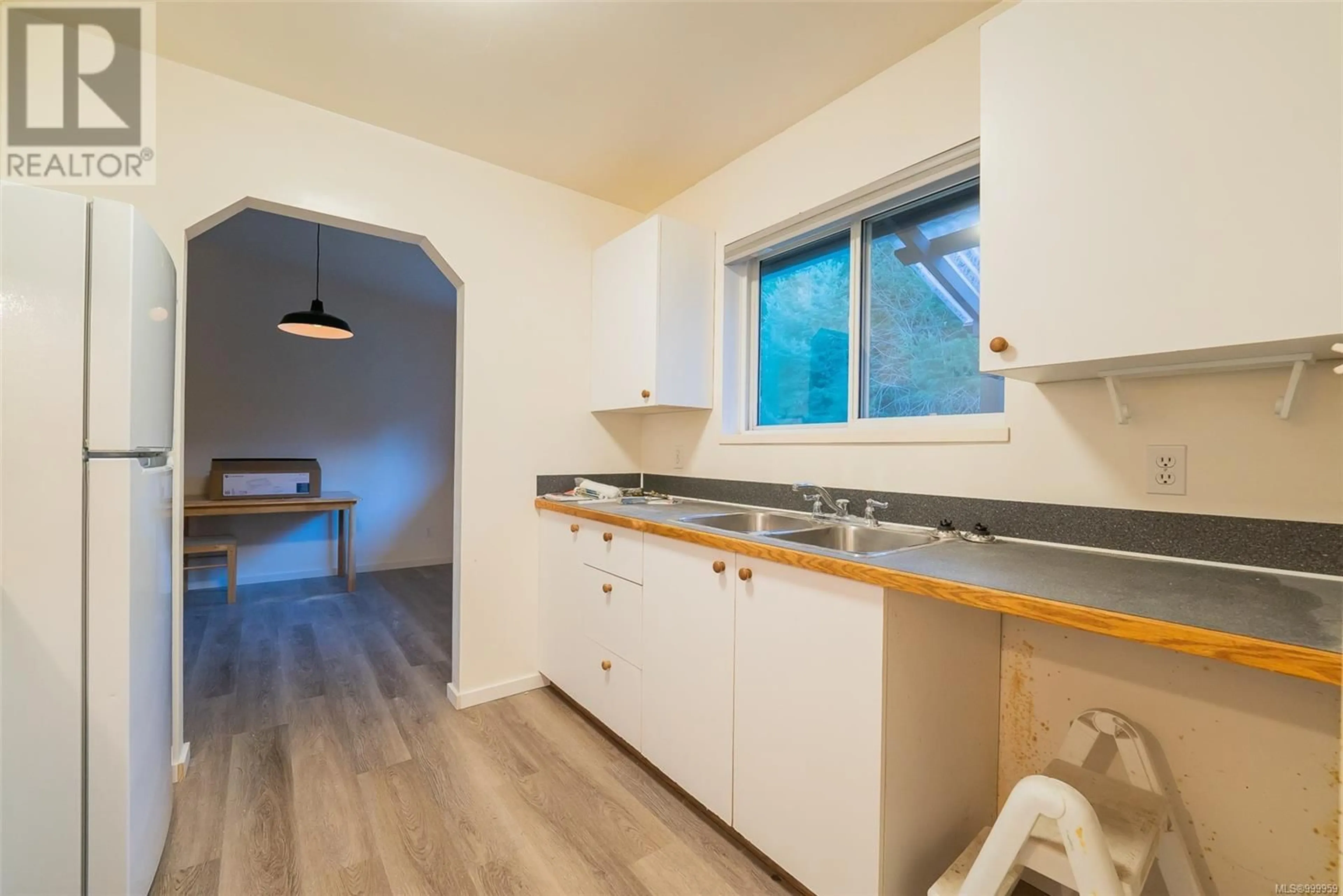 Standard kitchen, wood/laminate floor for 15 - 745 CHURCH STREET, Gabriola Island British Columbia V0R1X3