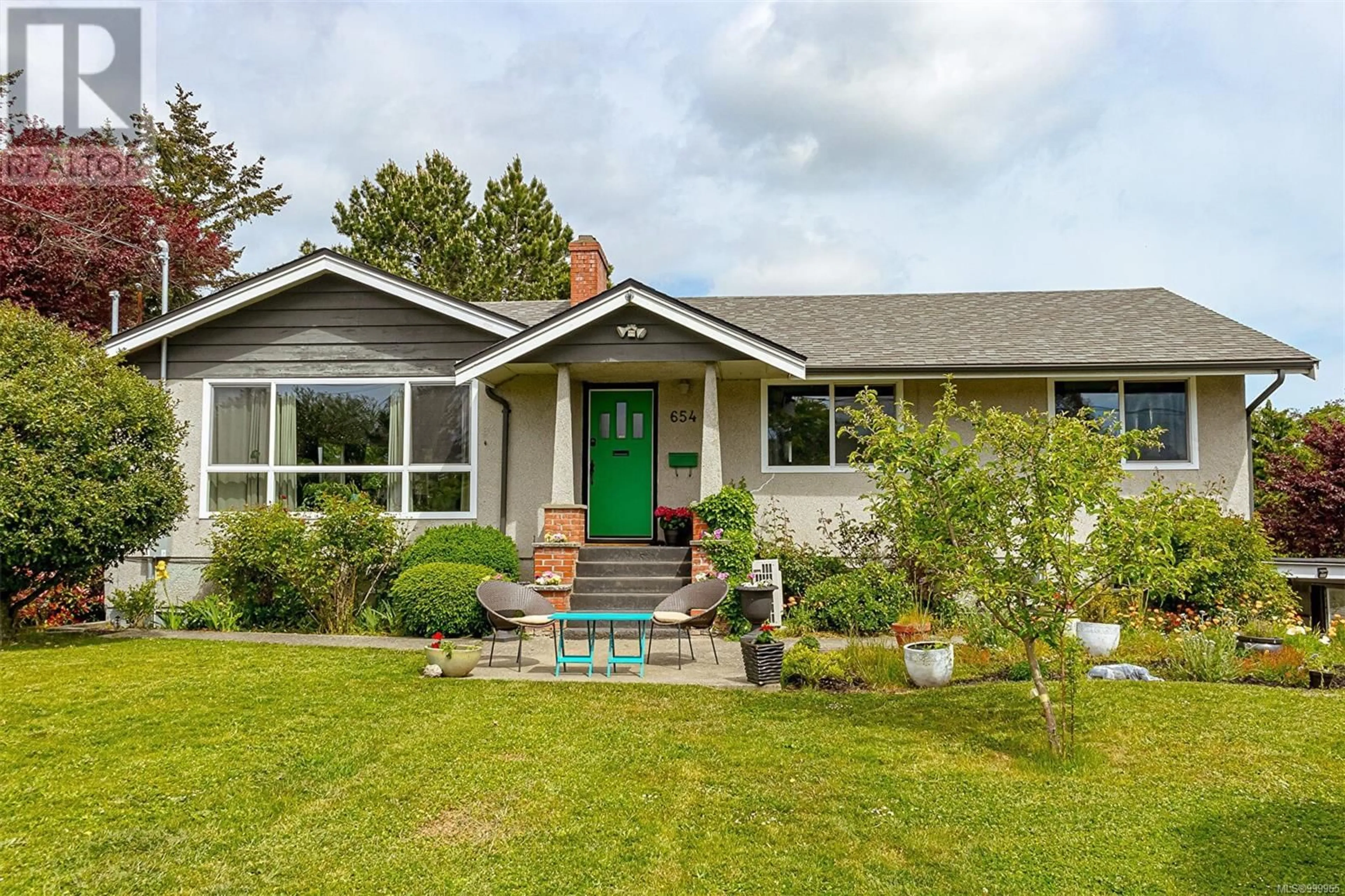 Home with vinyl exterior material, street for 654 CANTERBURY ROAD, Saanich British Columbia V8Z1Z7