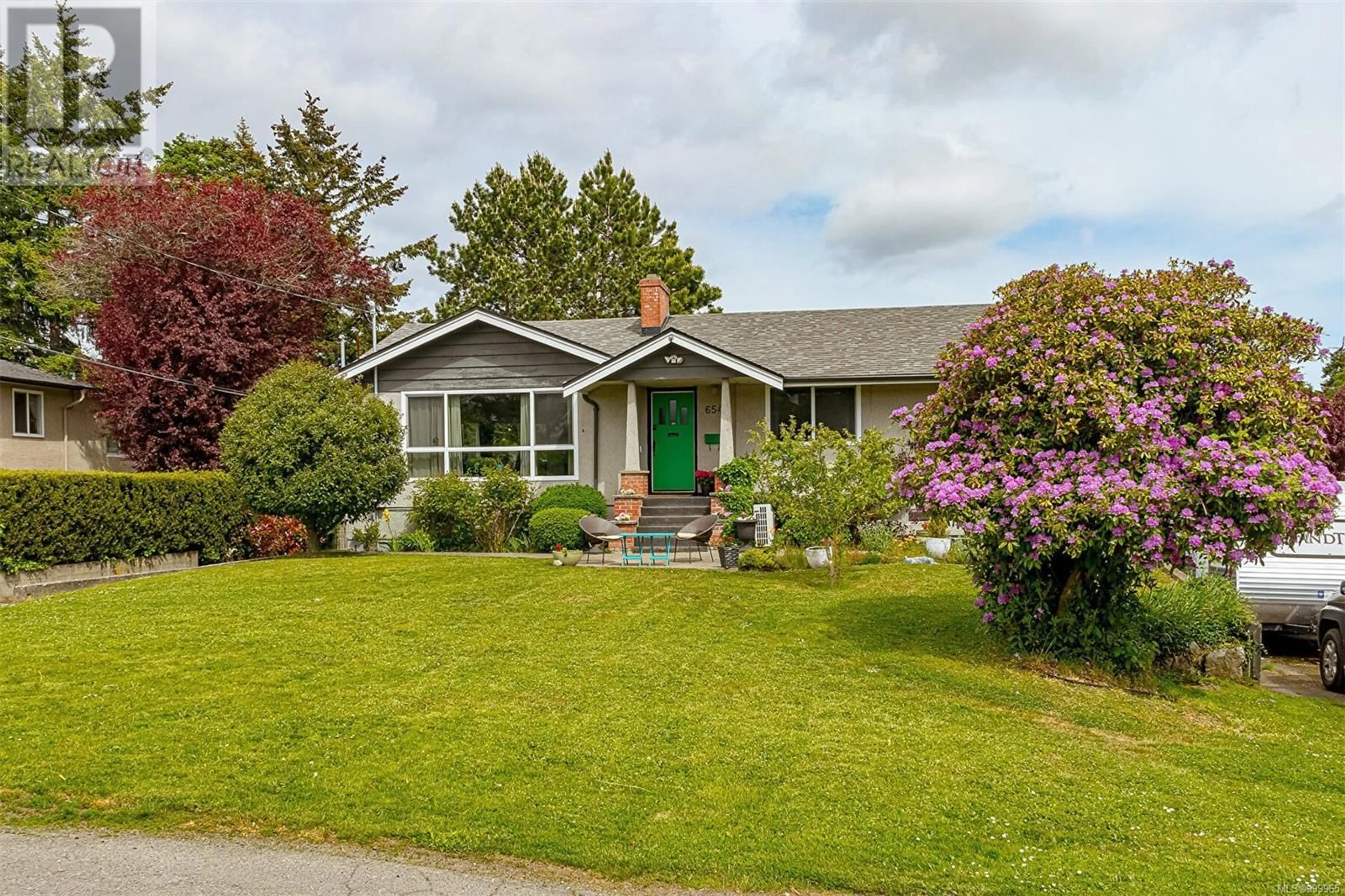 Home with vinyl exterior material, street for 654 CANTERBURY ROAD, Saanich British Columbia V8Z1Z7