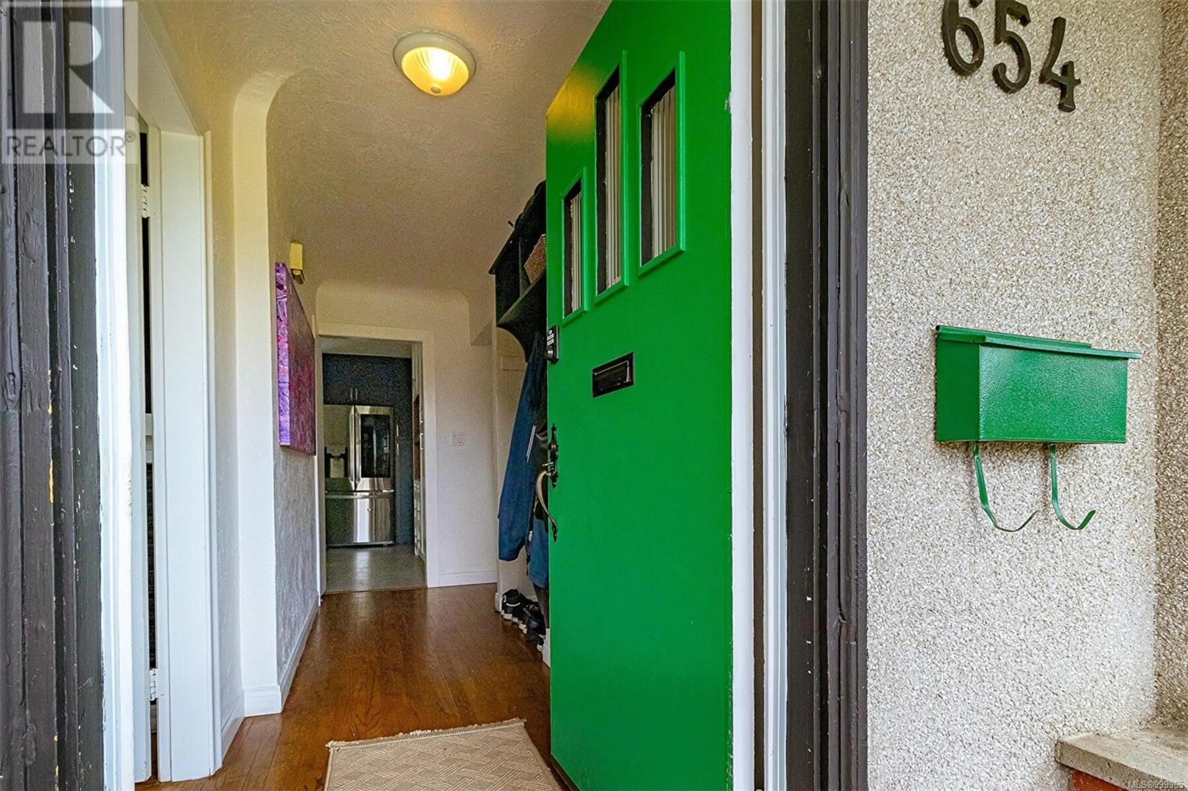 Indoor entryway for 654 CANTERBURY ROAD, Saanich British Columbia V8Z1Z7
