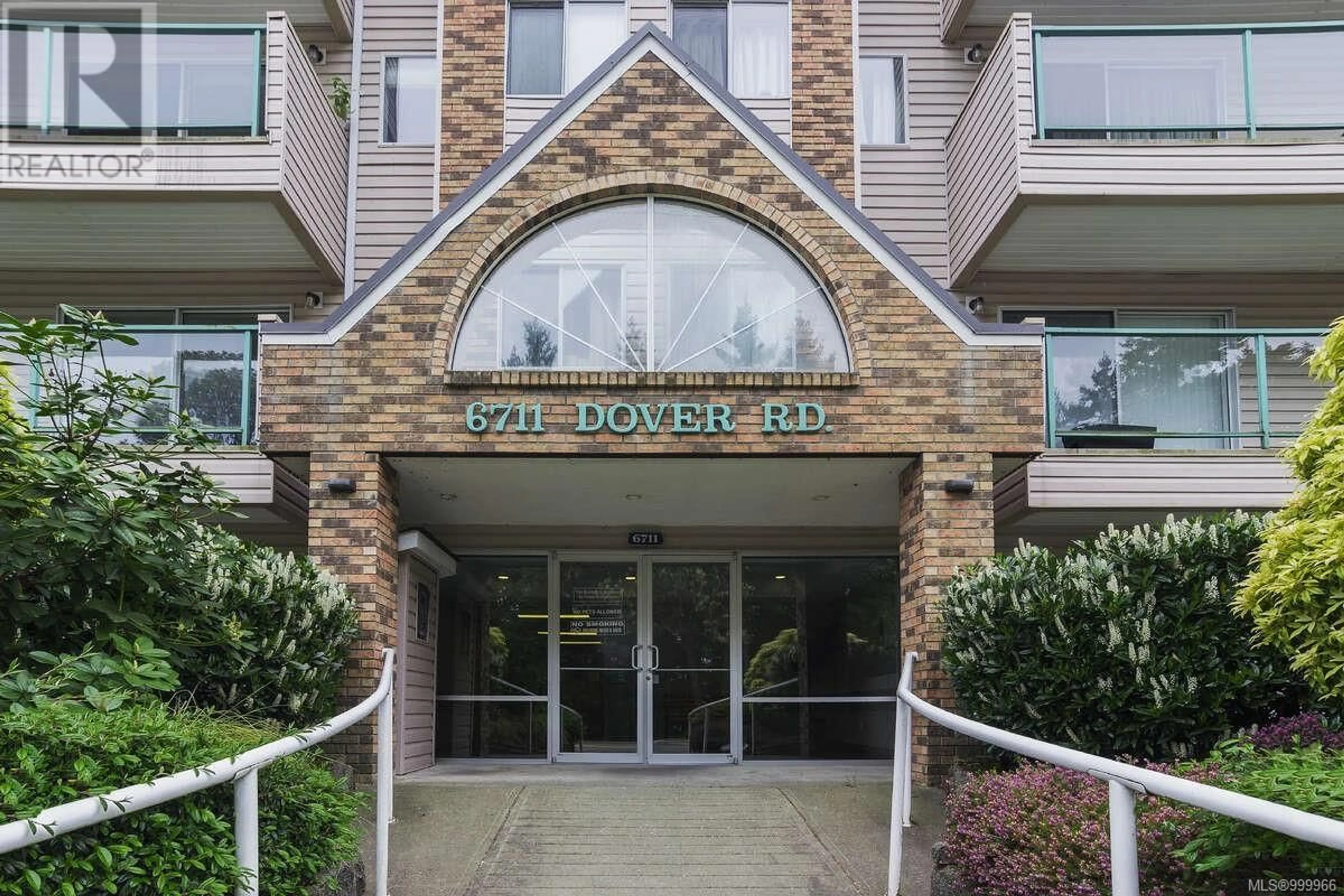 Indoor foyer for 128 - 6711 DOVER ROAD, Nanaimo British Columbia V9V1L9