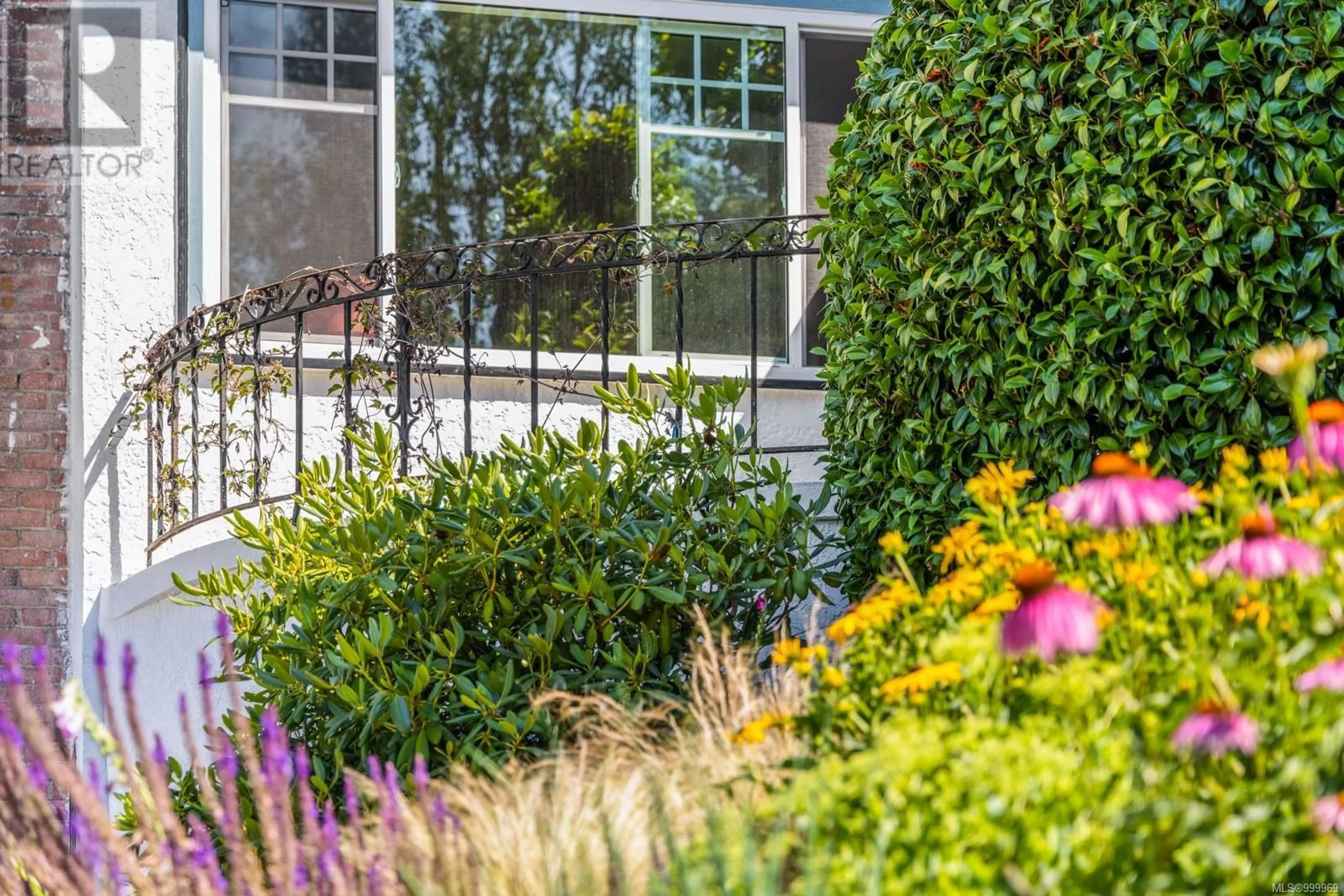 Patio, street for 1140 CLOVELLY TERRACE, Saanich British Columbia V8P1V6