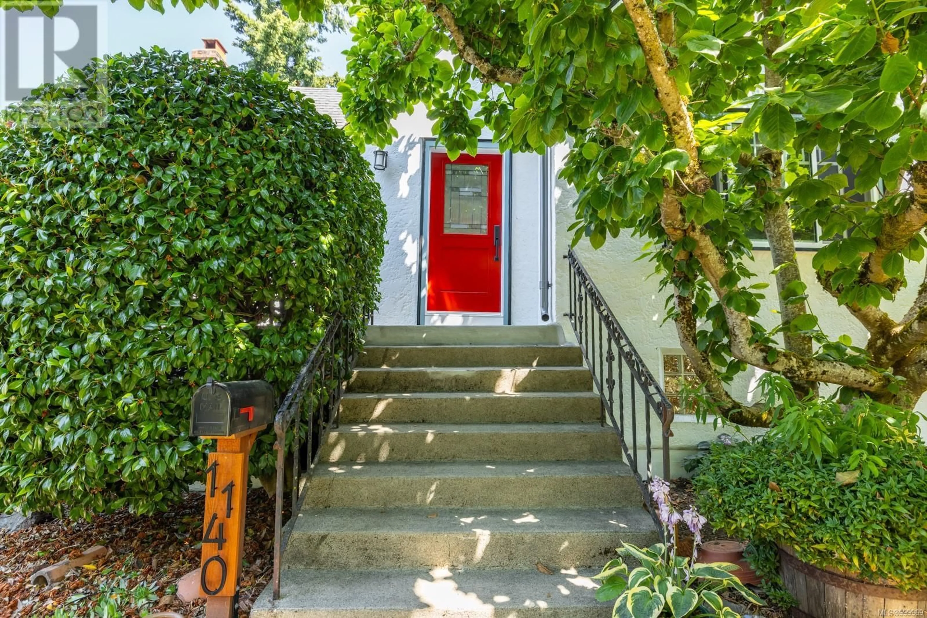 Indoor entryway for 1140 CLOVELLY TERRACE, Saanich British Columbia V8P1V6