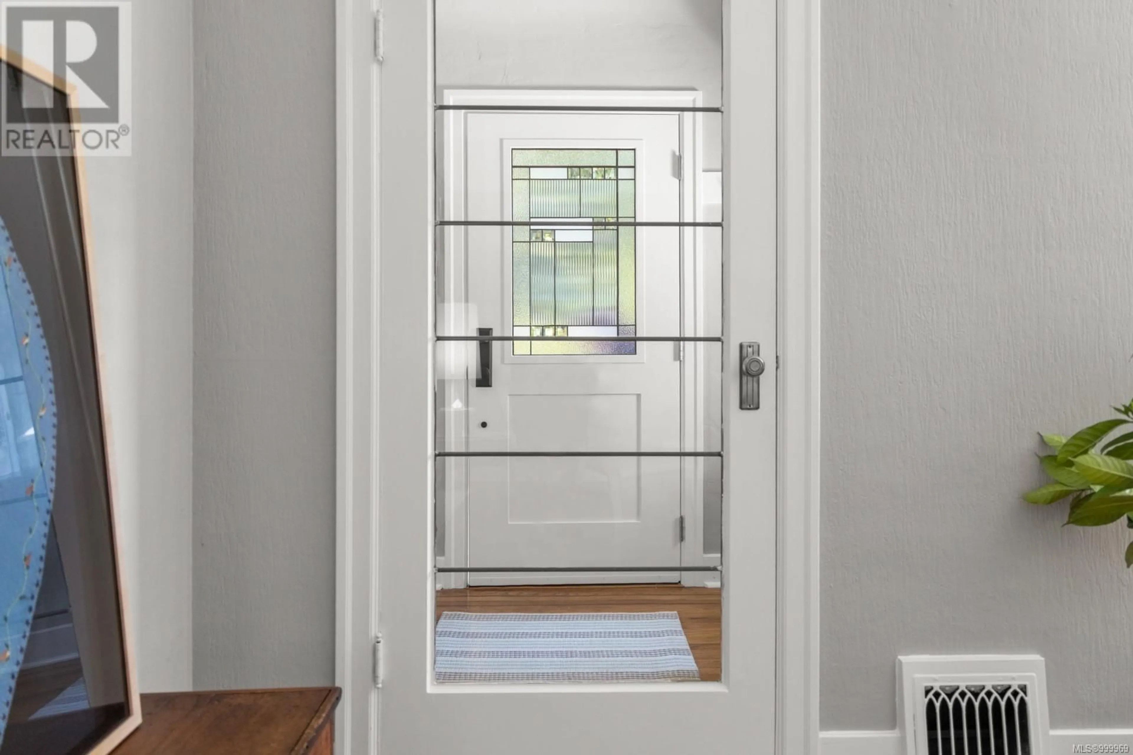 Indoor entryway for 1140 CLOVELLY TERRACE, Saanich British Columbia V8P1V6