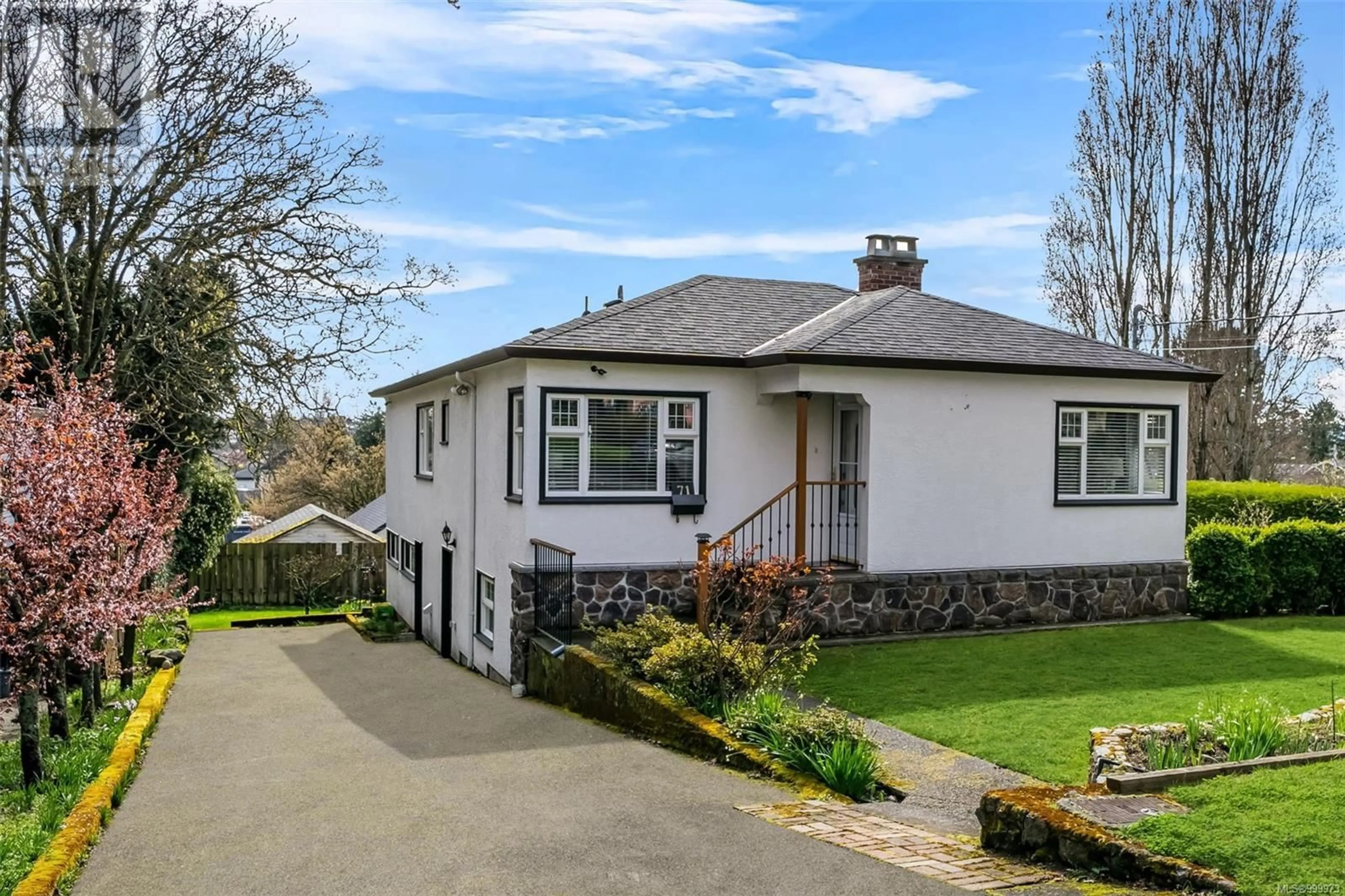 A pic from outside/outdoor area/front of a property/back of a property/a pic from drone, street for 71 CADILLAC AVENUE, Saanich British Columbia V8Z1T5