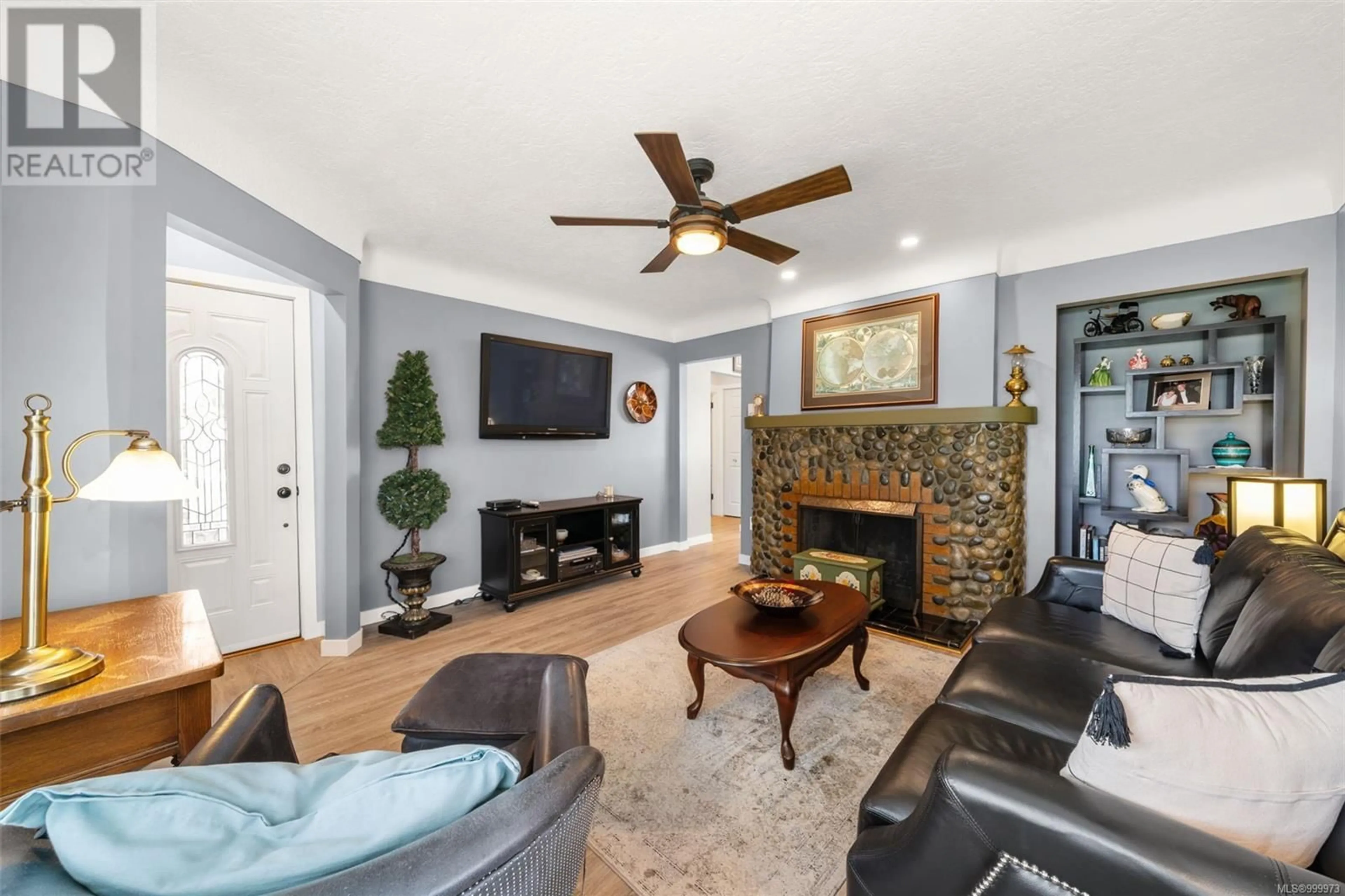 Living room with furniture, unknown for 71 CADILLAC AVENUE, Saanich British Columbia V8Z1T5