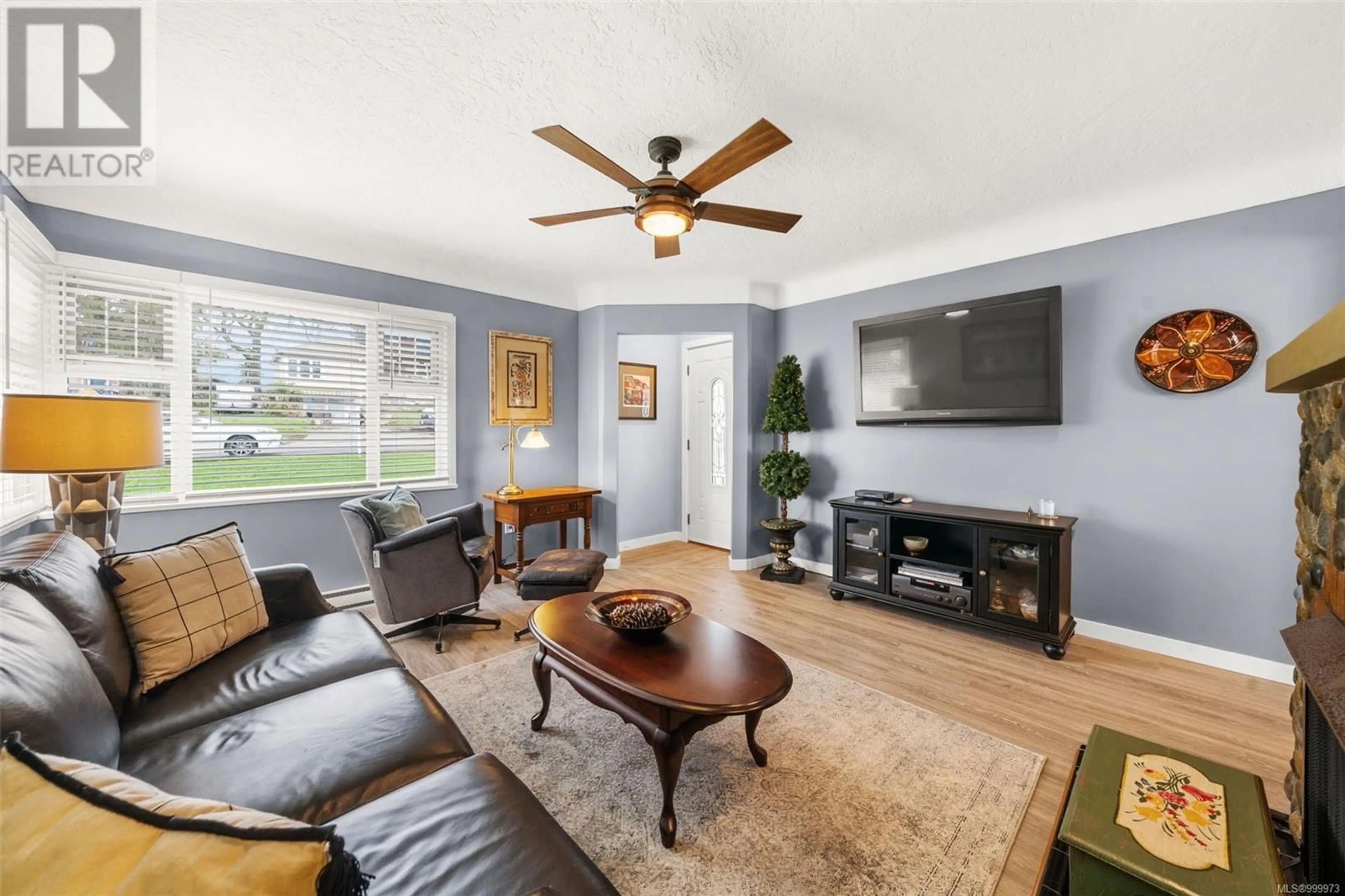 Living room with furniture, unknown for 71 CADILLAC AVENUE, Saanich British Columbia V8Z1T5