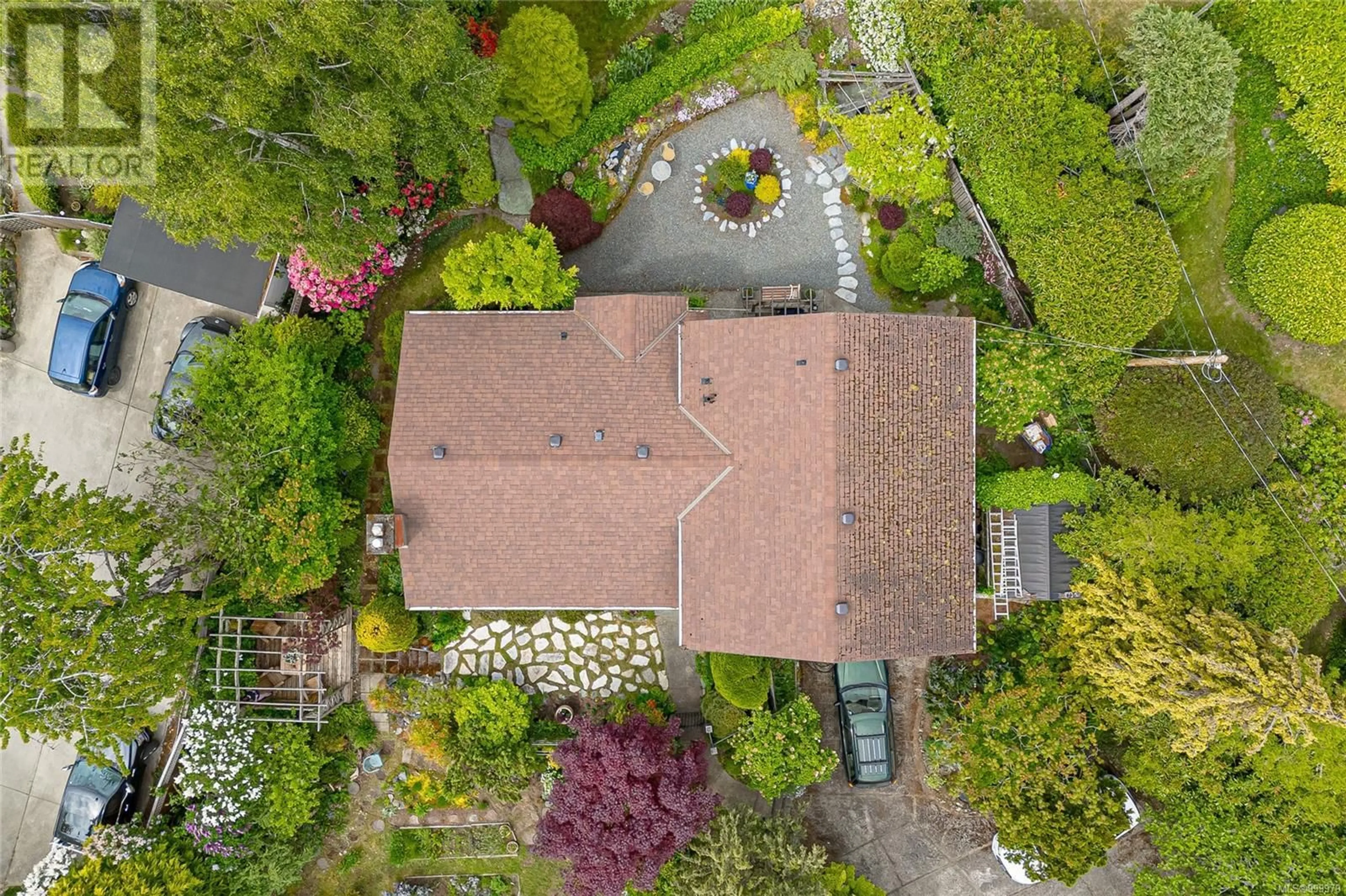 A pic from outside/outdoor area/front of a property/back of a property/a pic from drone, street for 2195 FERNDALE ROAD, Saanich British Columbia V8N2Z2