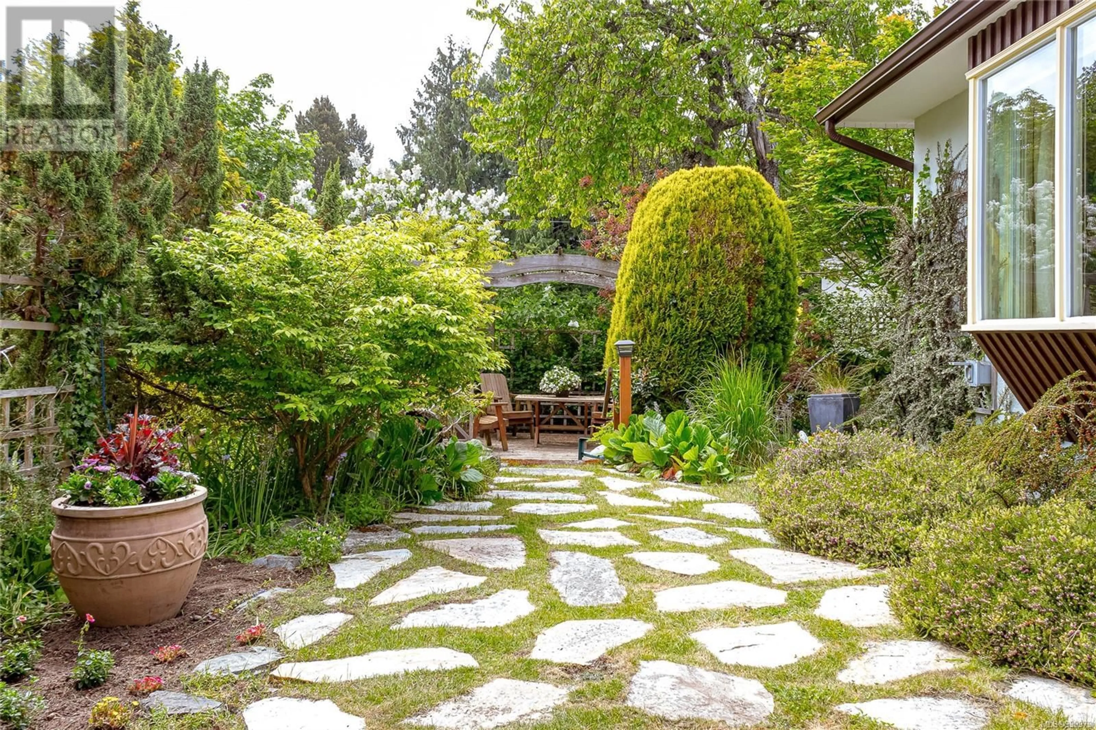 Patio, street for 2195 FERNDALE ROAD, Saanich British Columbia V8N2Z2
