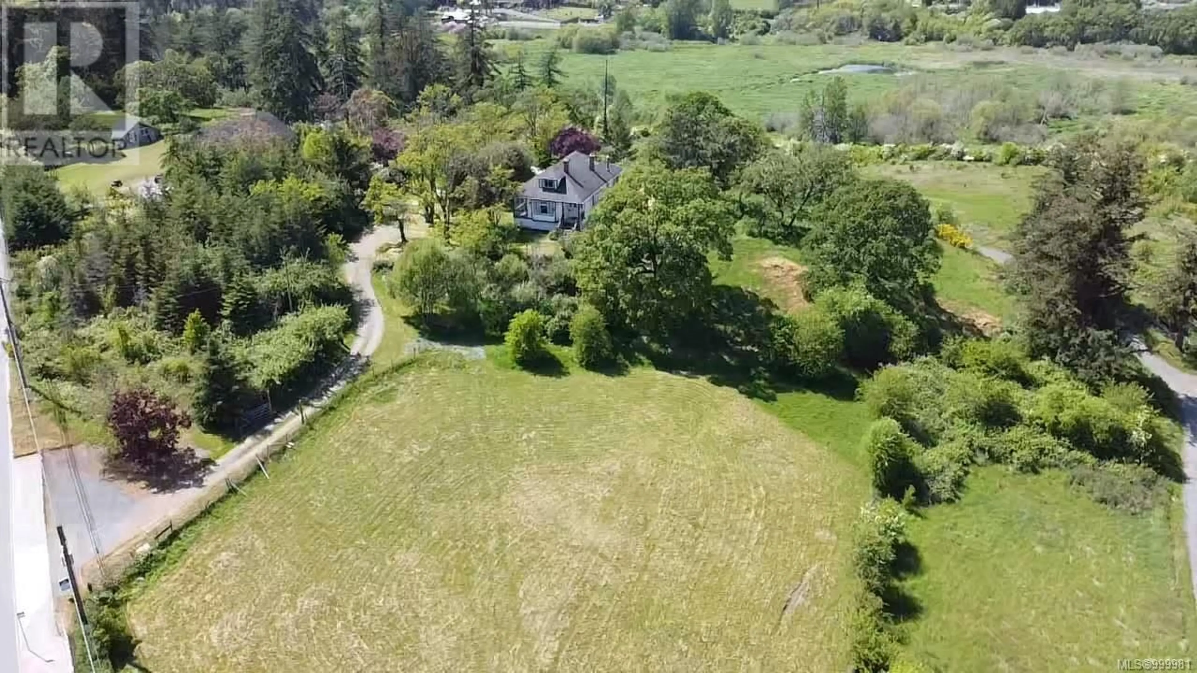 A pic from outside/outdoor area/front of a property/back of a property/a pic from drone, unknown for 4512 WILKINSON ROAD, Saanich British Columbia V8Z5B7
