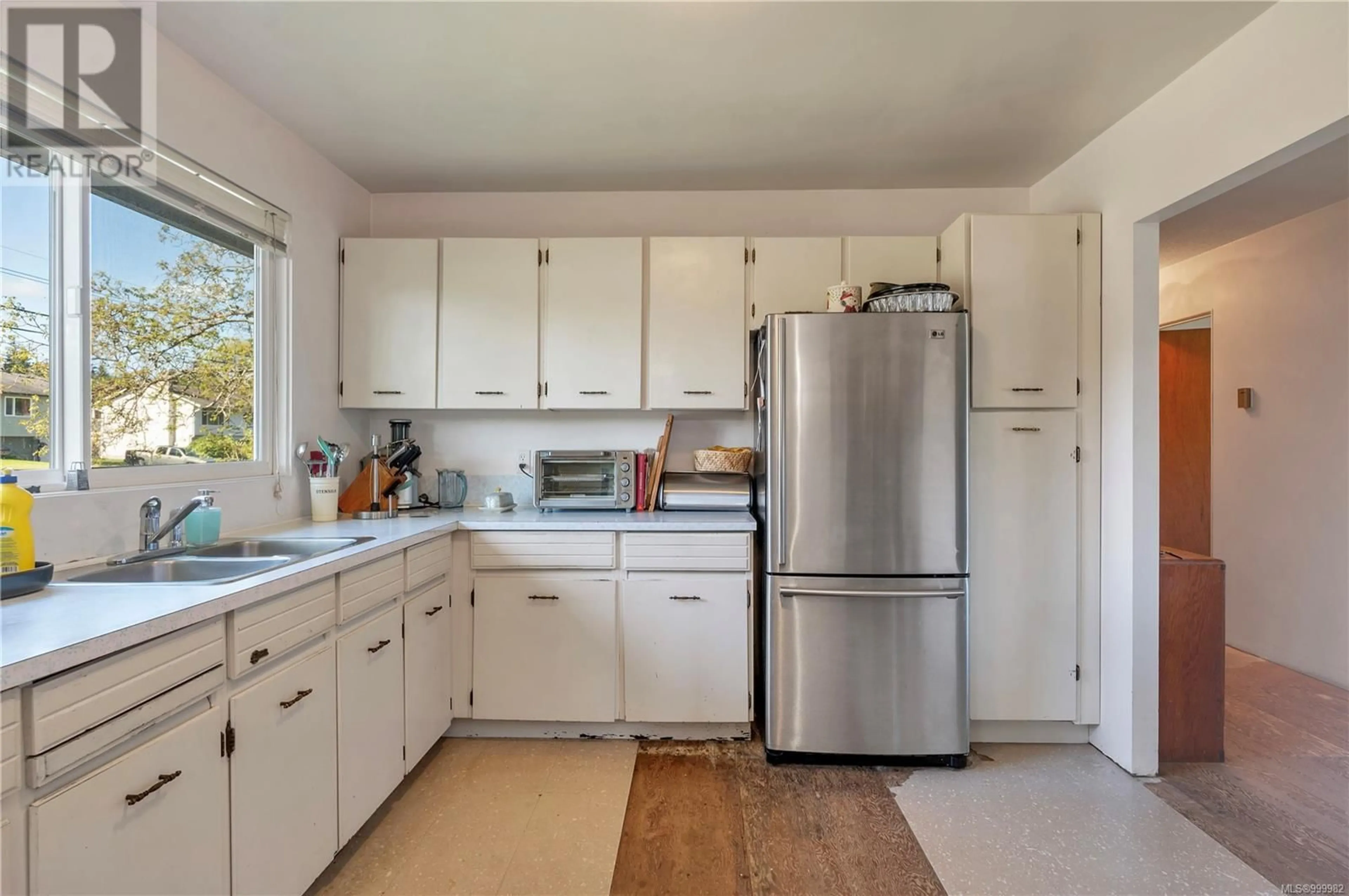 Standard kitchen, unknown for 1920 TREELANE ROAD, Campbell River British Columbia V9W4E8