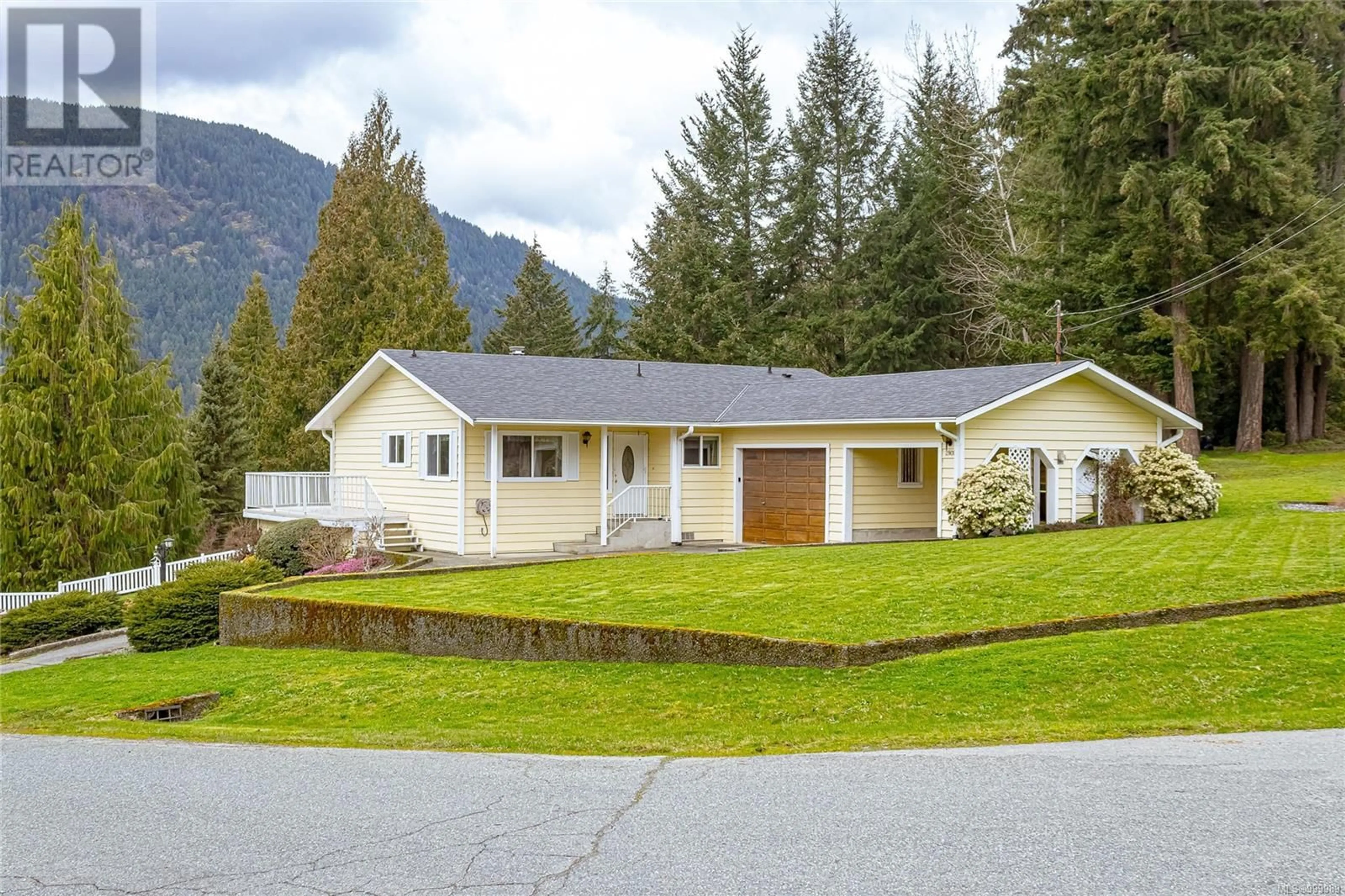 Home with vinyl exterior material, mountain view for 2801 WEDGEWOOD DRIVE, Duncan British Columbia V9L6B1