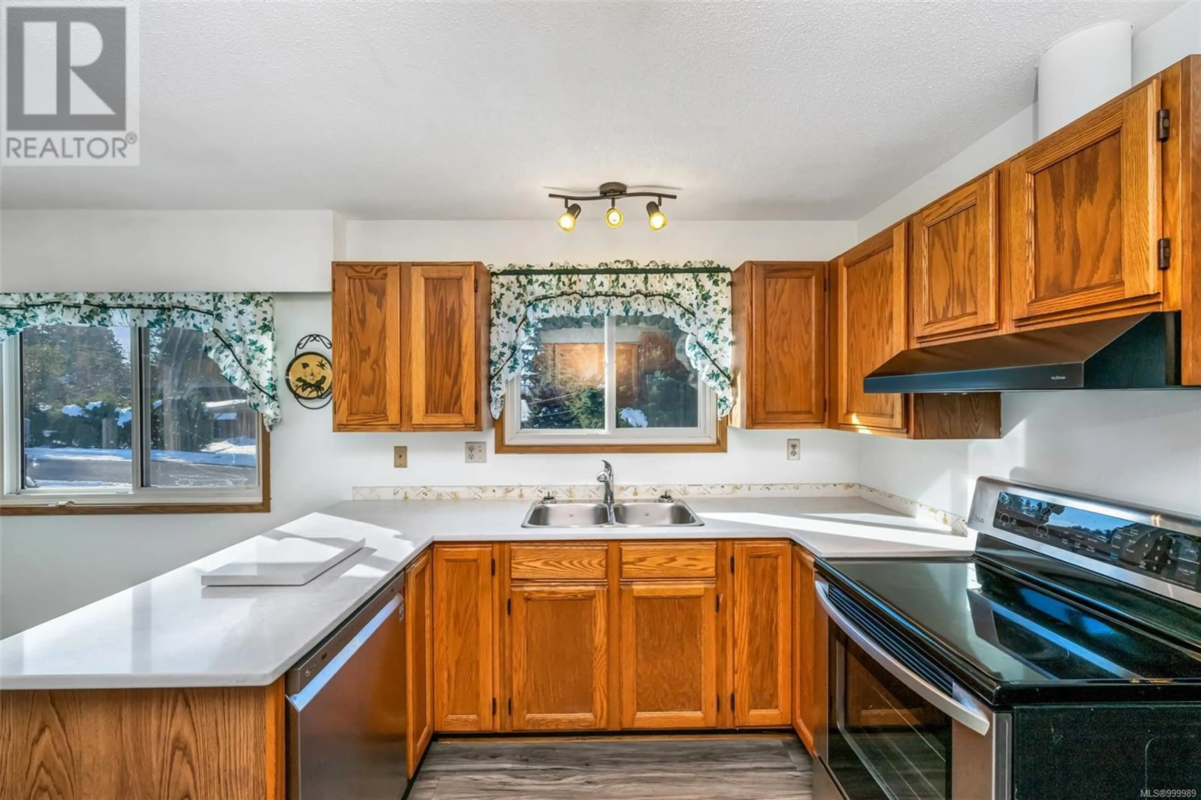 Standard kitchen, ceramic/tile floor for 2801 WEDGEWOOD DRIVE, Duncan British Columbia V9L6B1