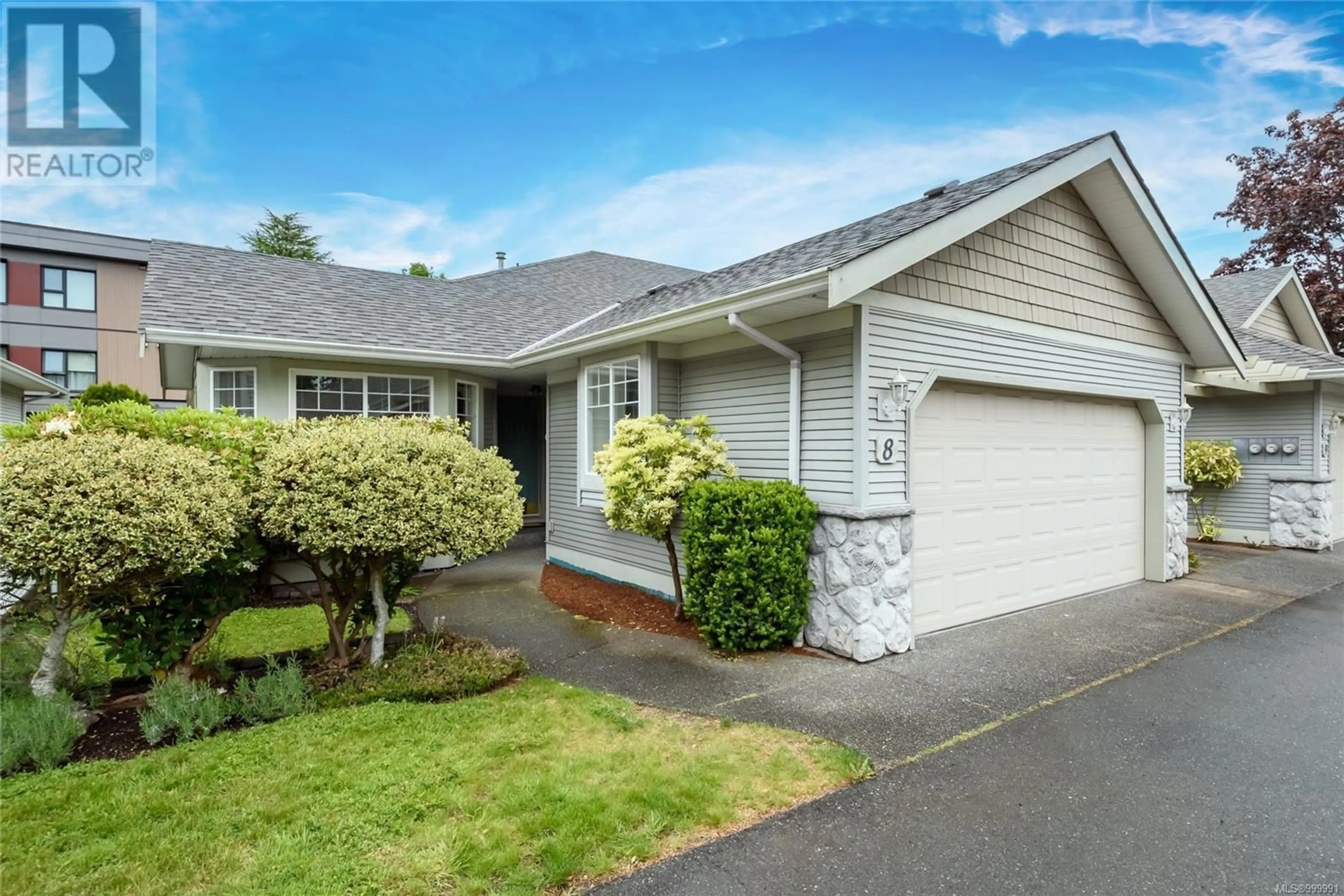 Home with vinyl exterior material, street for 8 - 1600 BALMORAL AVENUE, Comox British Columbia V9M2N2