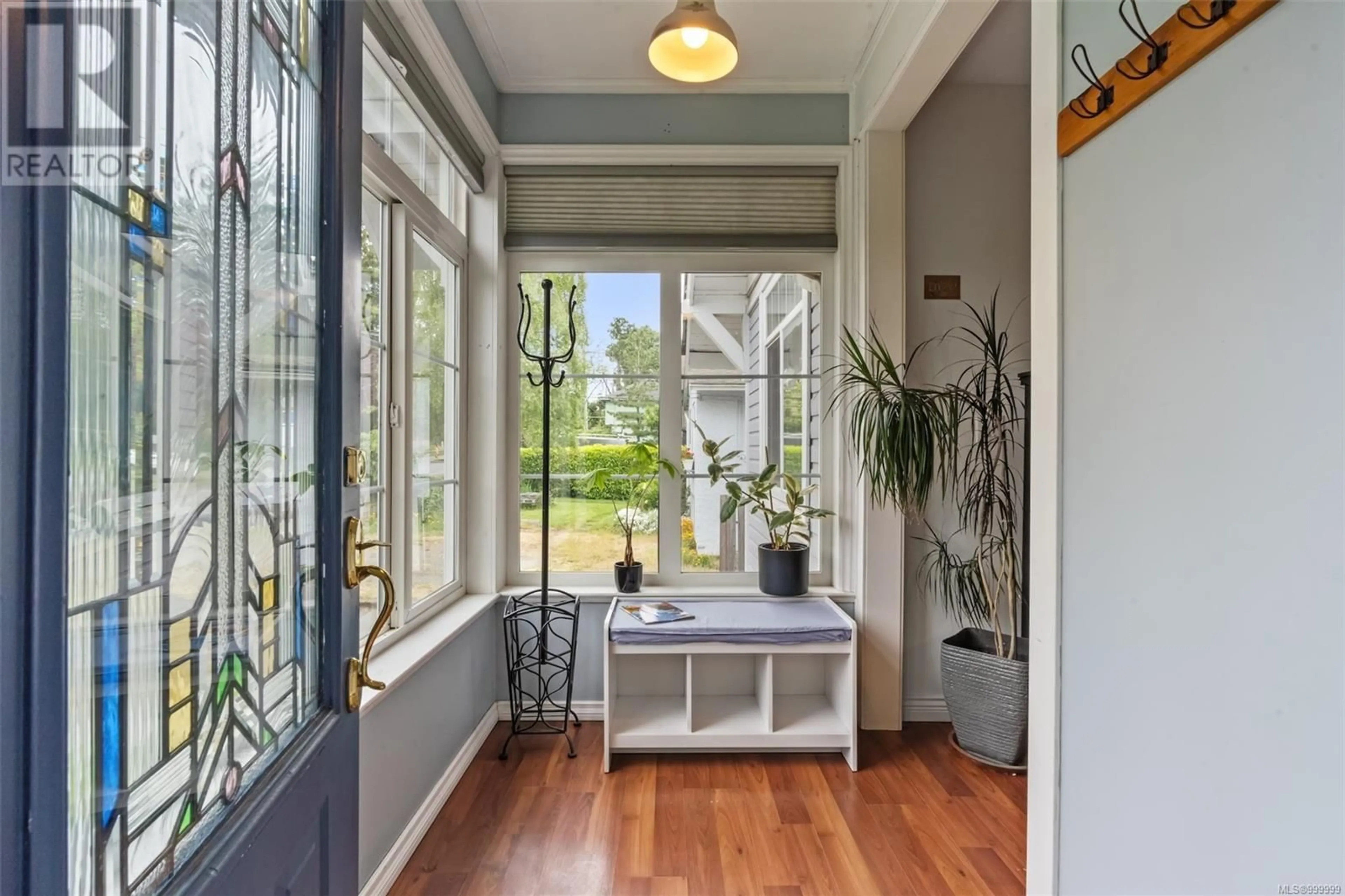 Indoor entryway for 1324 FINLAYSON STREET, Victoria British Columbia V8T2V6