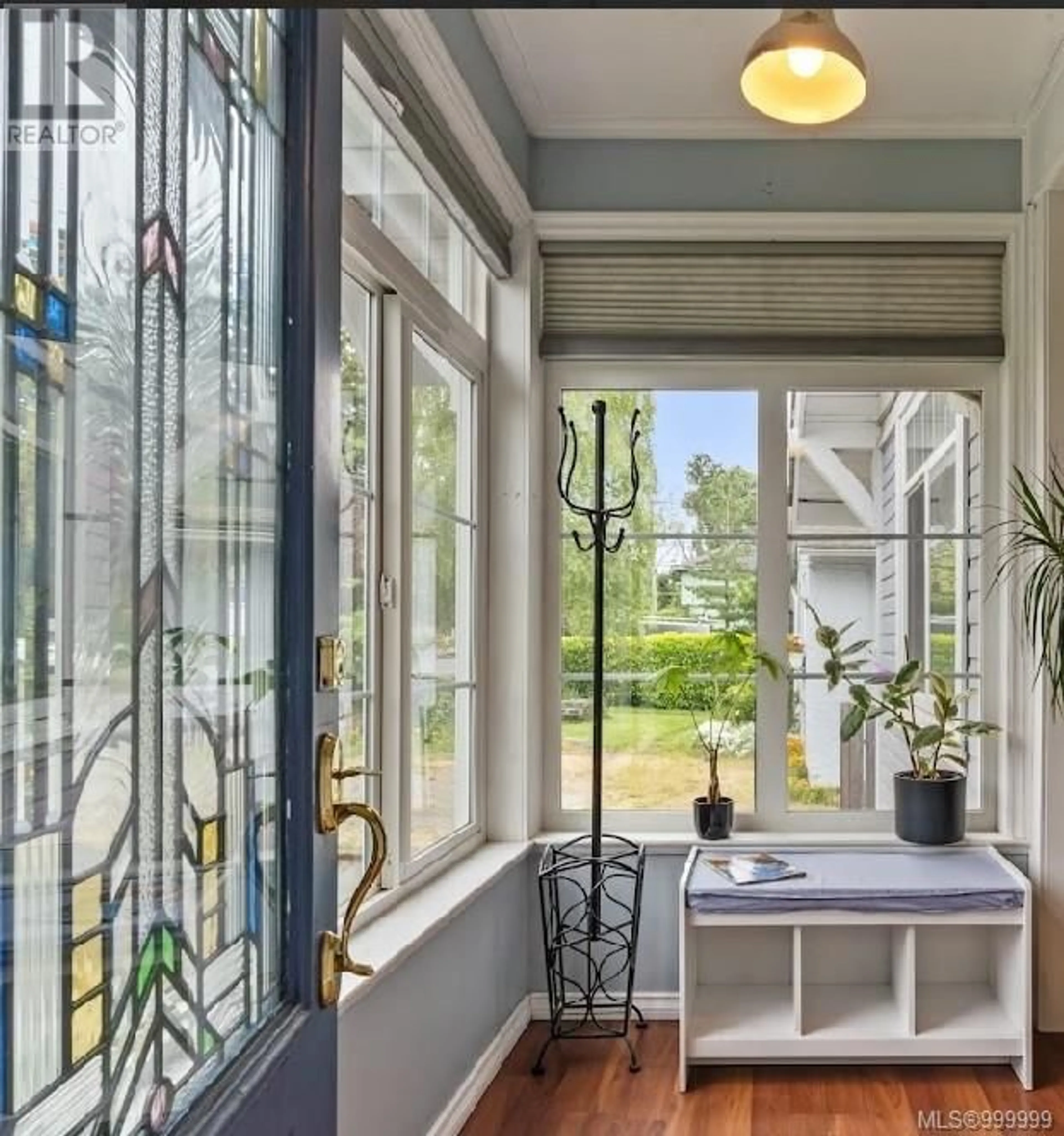 Indoor entryway for 1324 FINLAYSON STREET, Victoria British Columbia V8T2V6