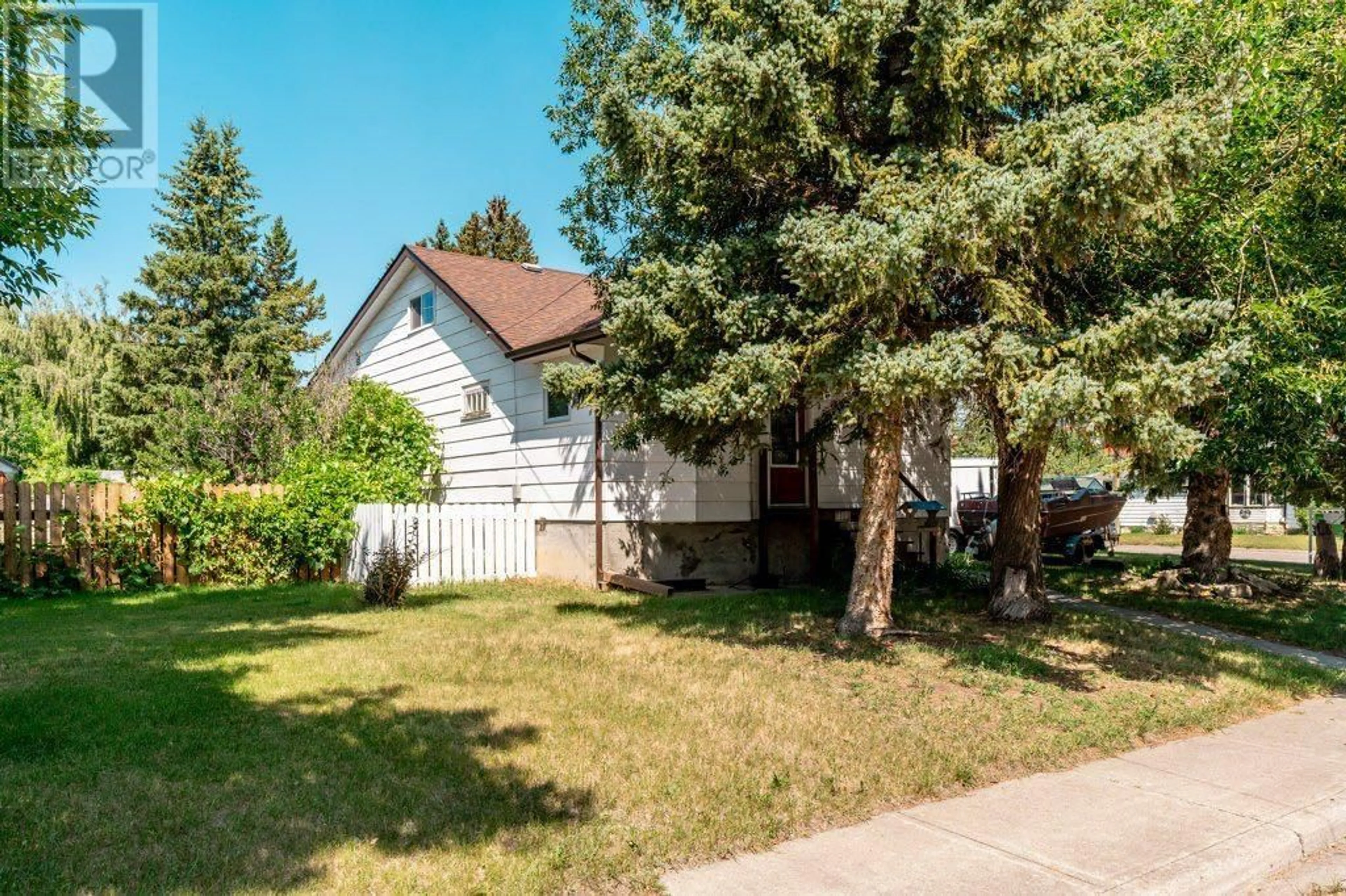 Frontside or backside of a home for 1112 Albert Avenue, Pincher Creek Alberta T0K1W0