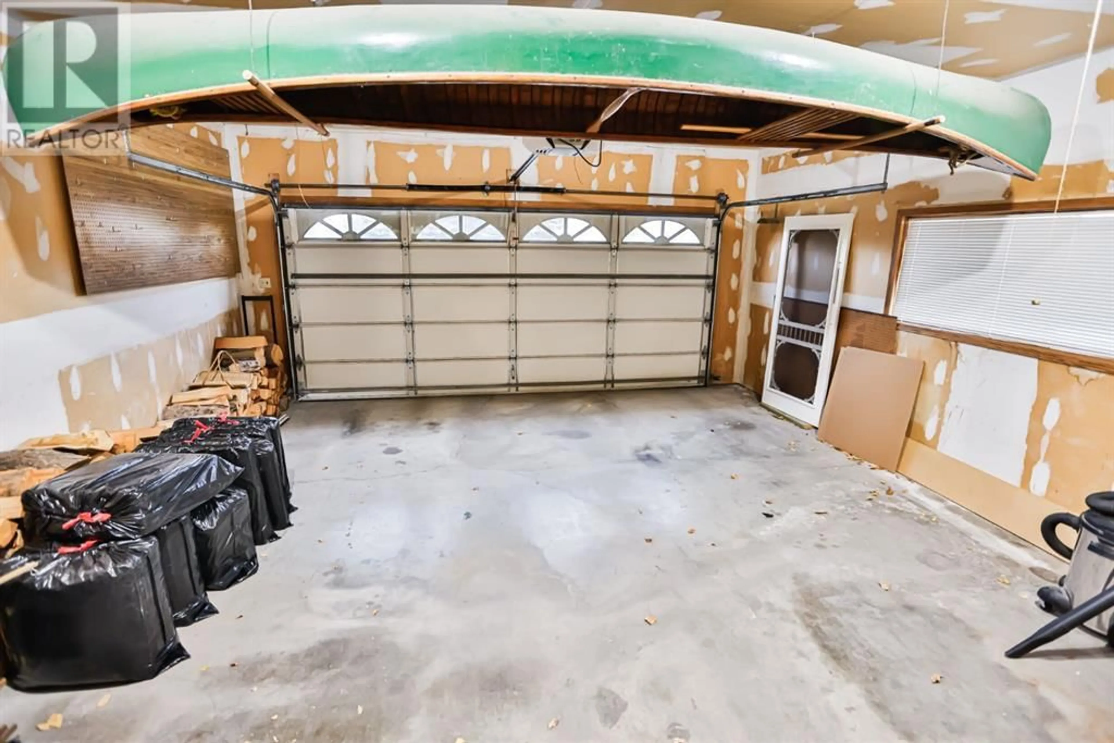 Indoor garage for 661 21 Street, Fort Macleod Alberta T0L0Z0