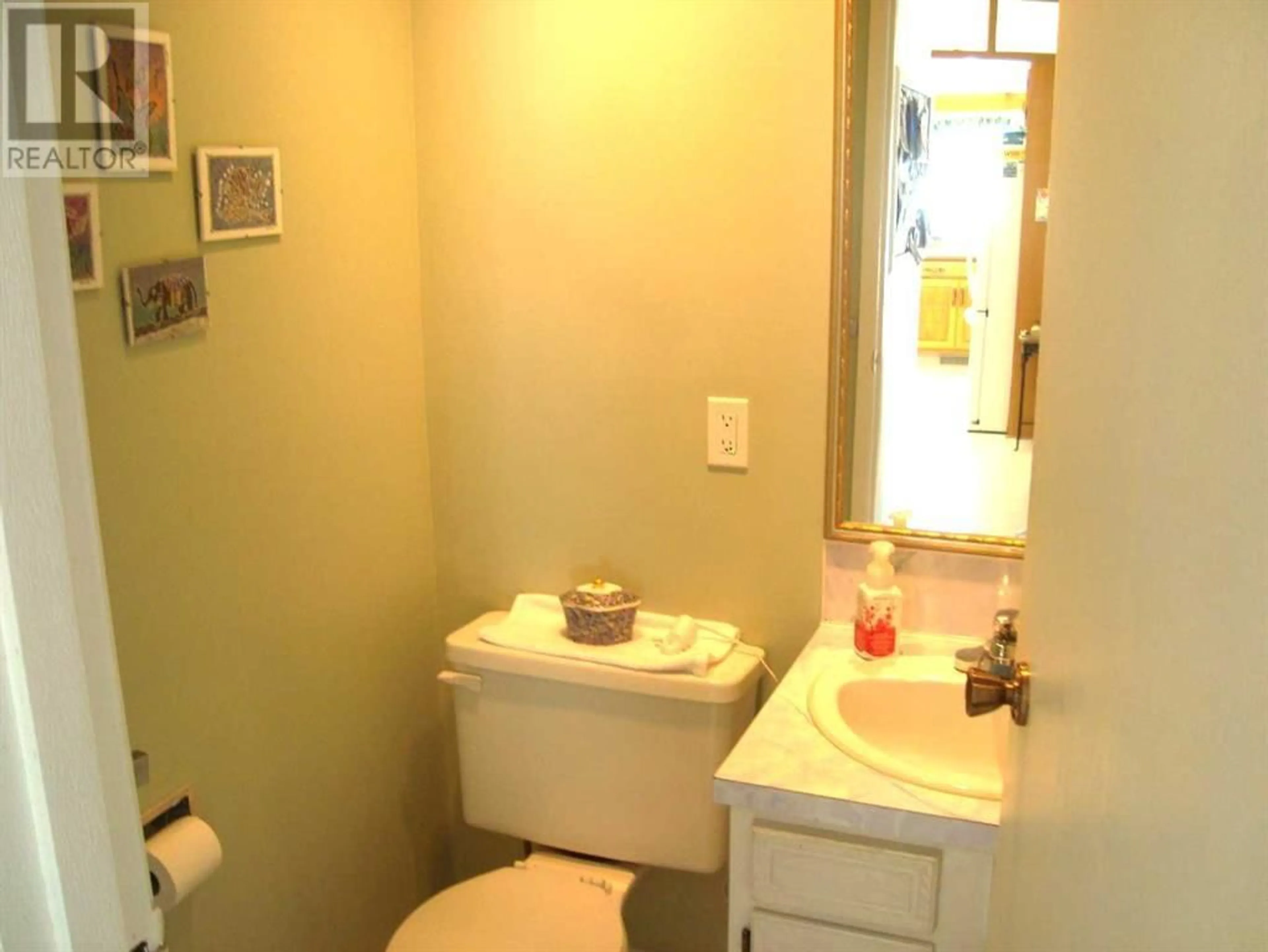 Standard bathroom for 506 School Road, Trochu Alberta T0m2C0