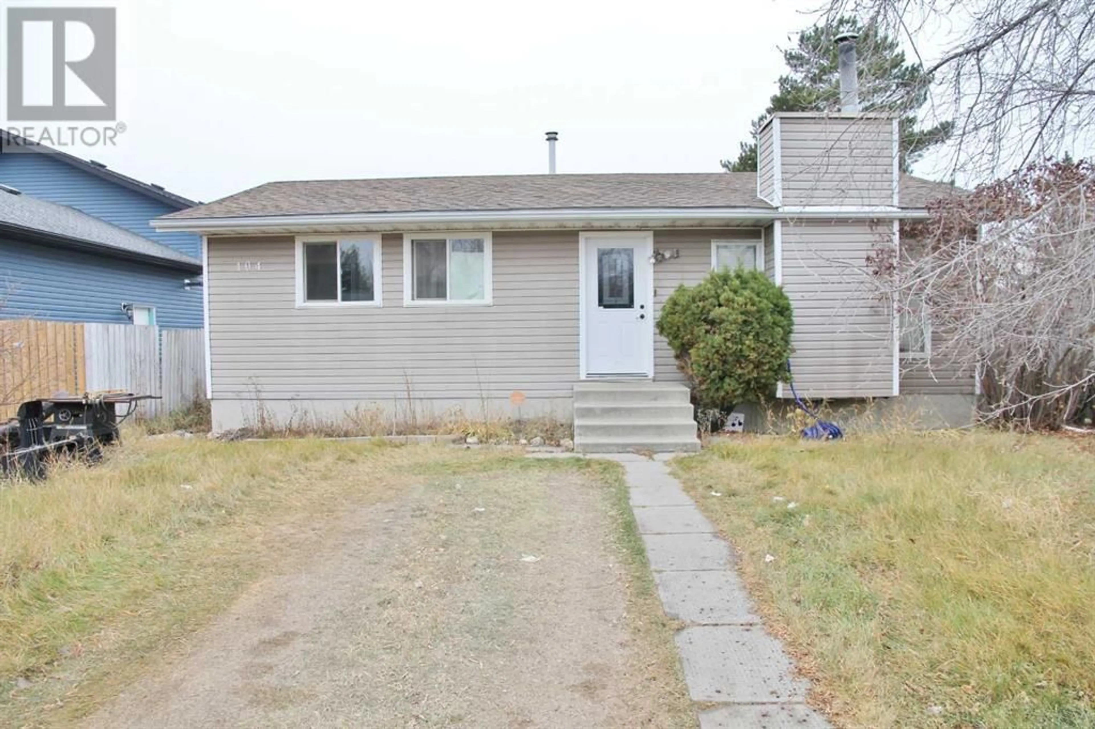 Frontside or backside of a home for 104 4 Street E, Lashburn Saskatchewan S0M1H0