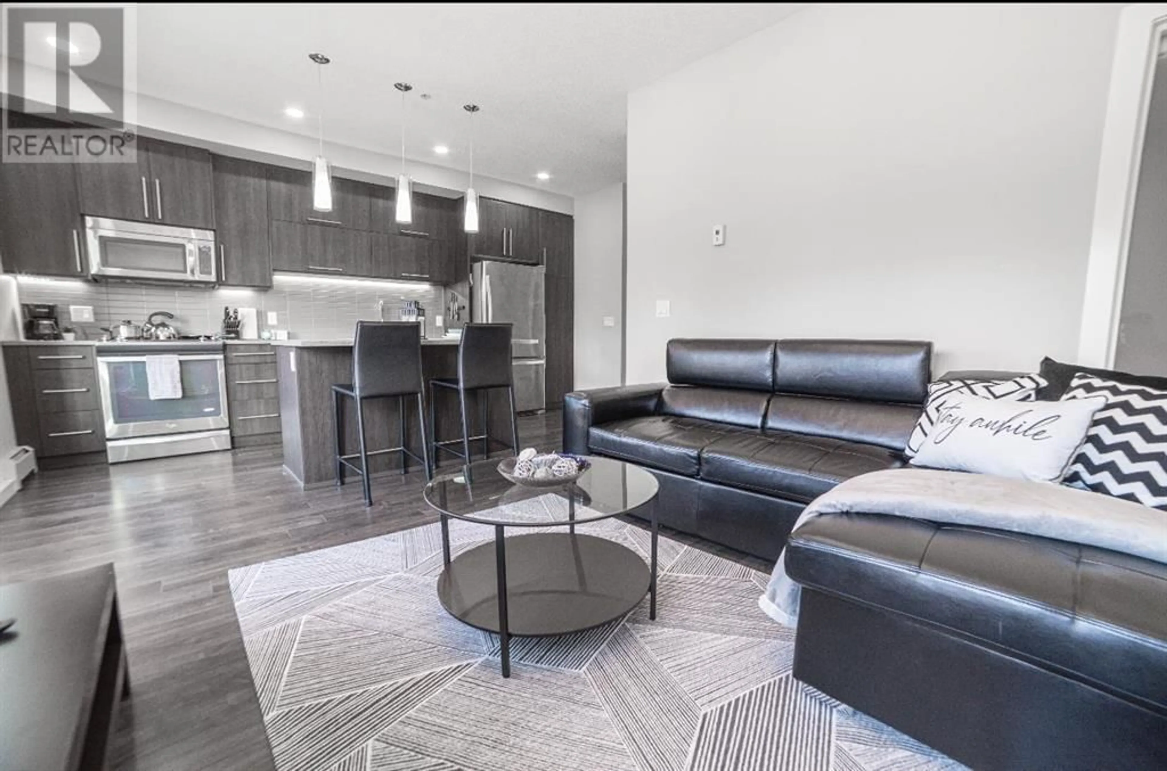 Living room for 217 93 34 Avenue SW, Calgary Alberta T2S3H4