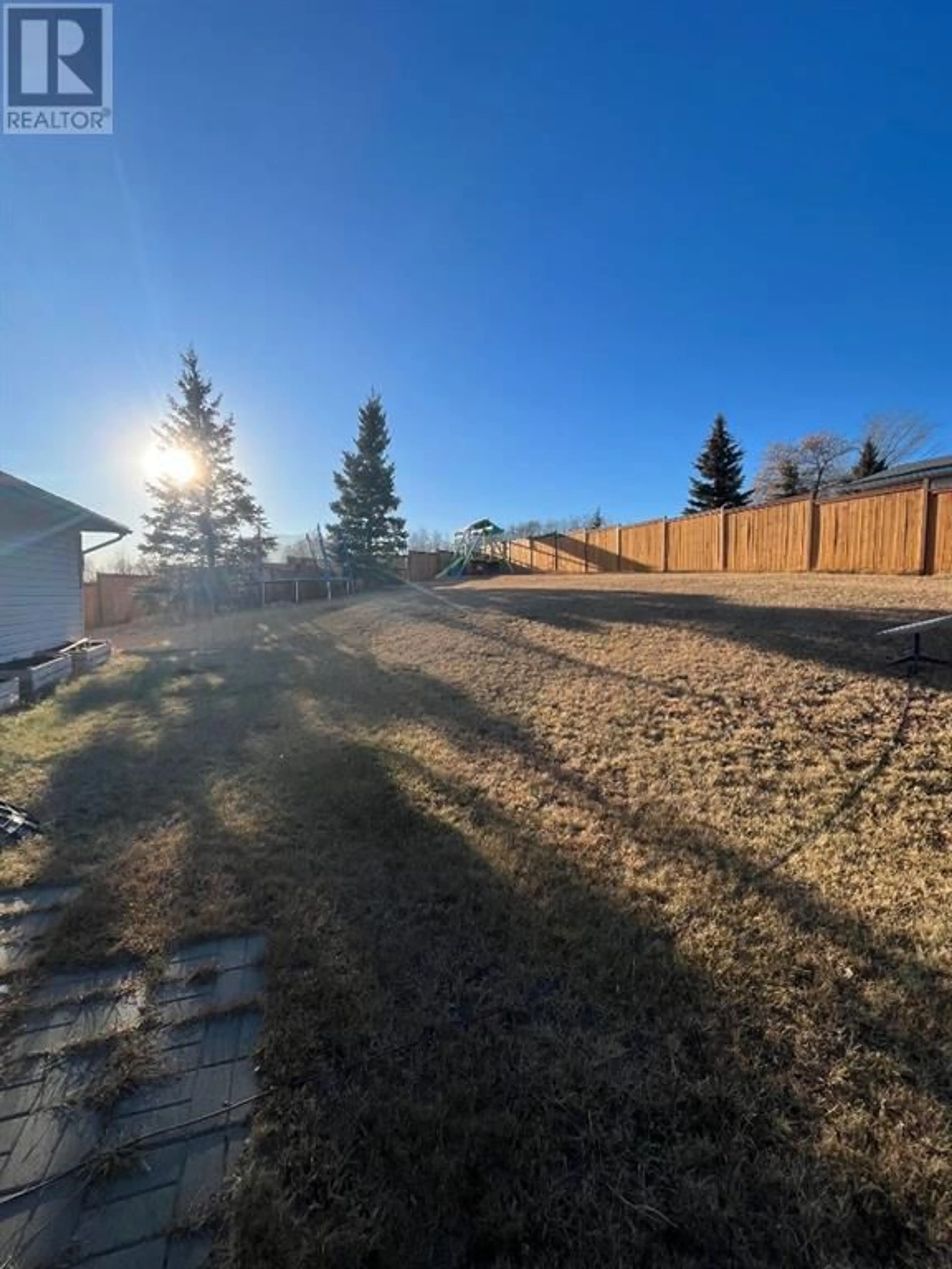 Fenced yard for 4312 Meadow LANE, Hardisty Alberta T0B1V0