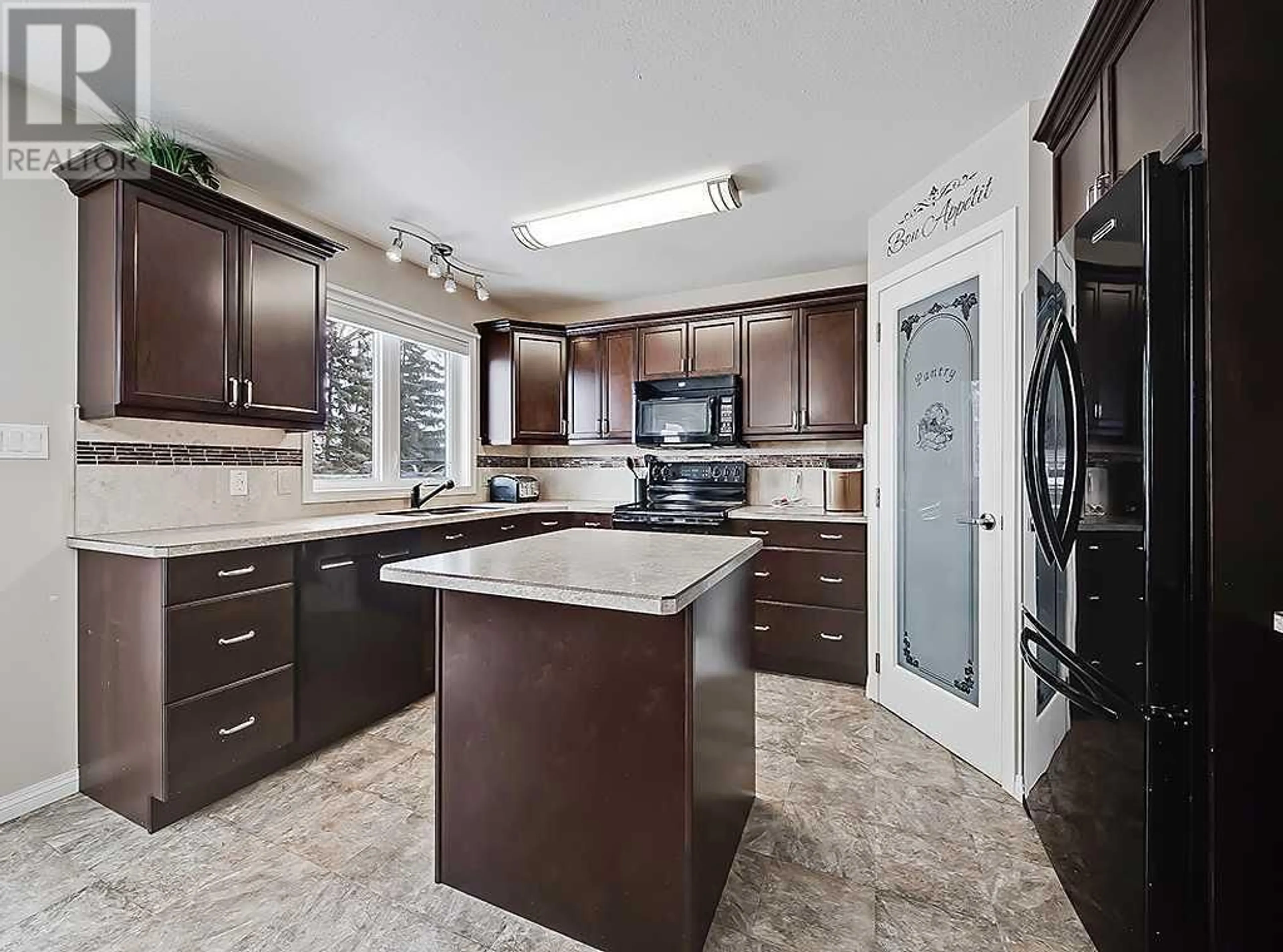 Contemporary kitchen for 1510 10 Avenue SE, High River Alberta T1V1L8