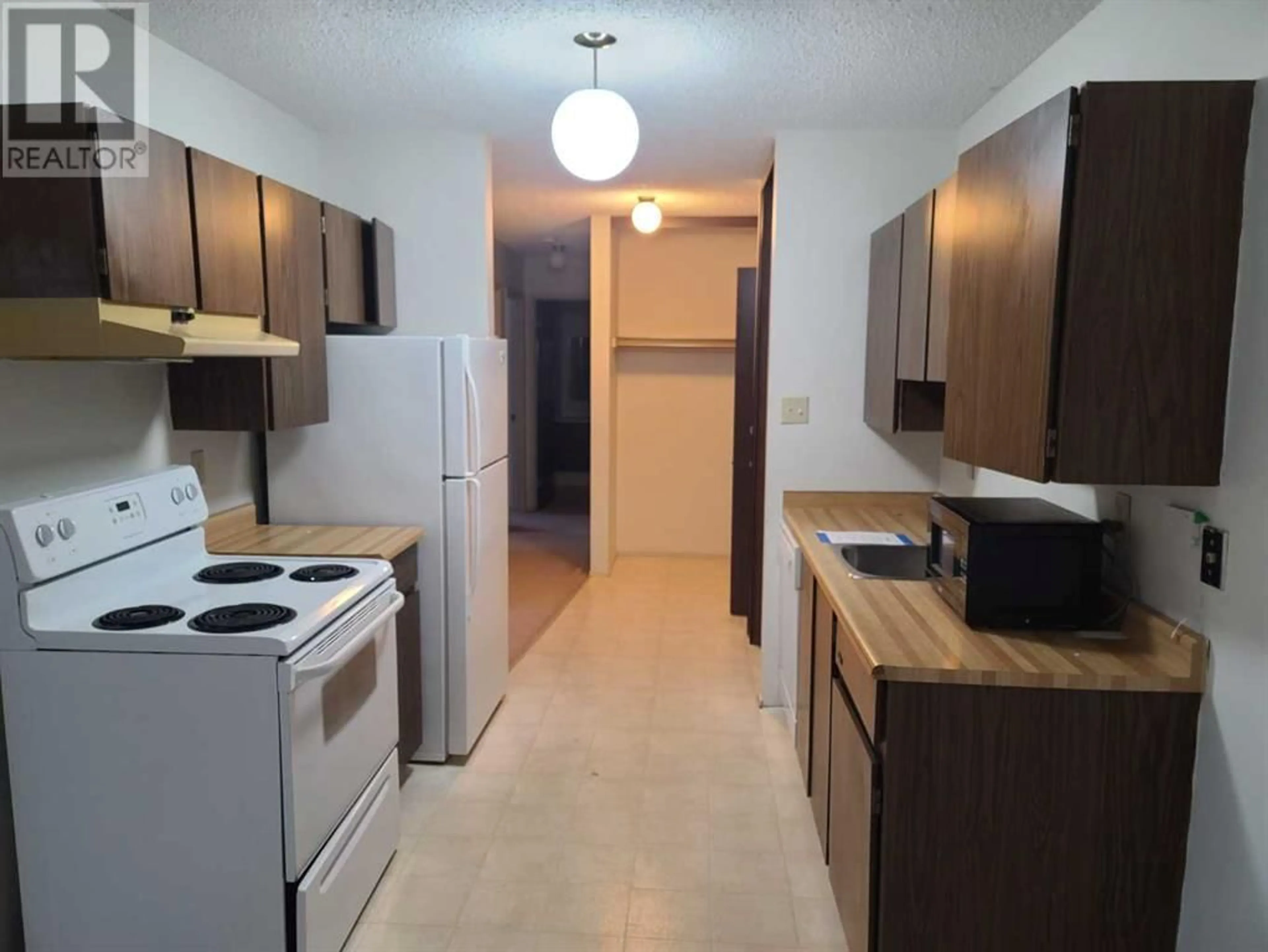 Standard kitchen for 404 7802 99 Street, Peace River Alberta T8S1R7
