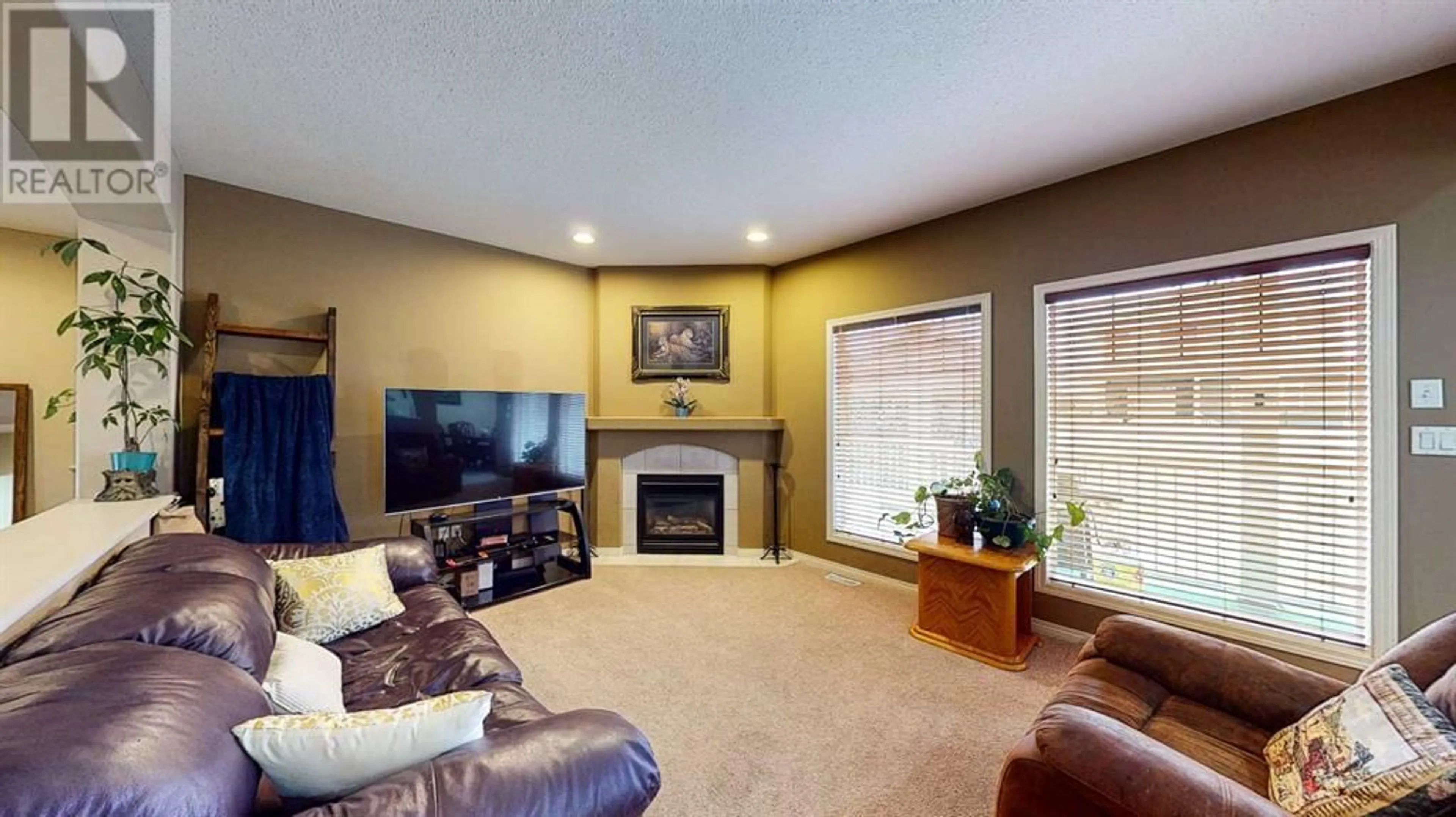 Living room for 25 Vista Road SE, Medicine Hat Alberta T1B4S9