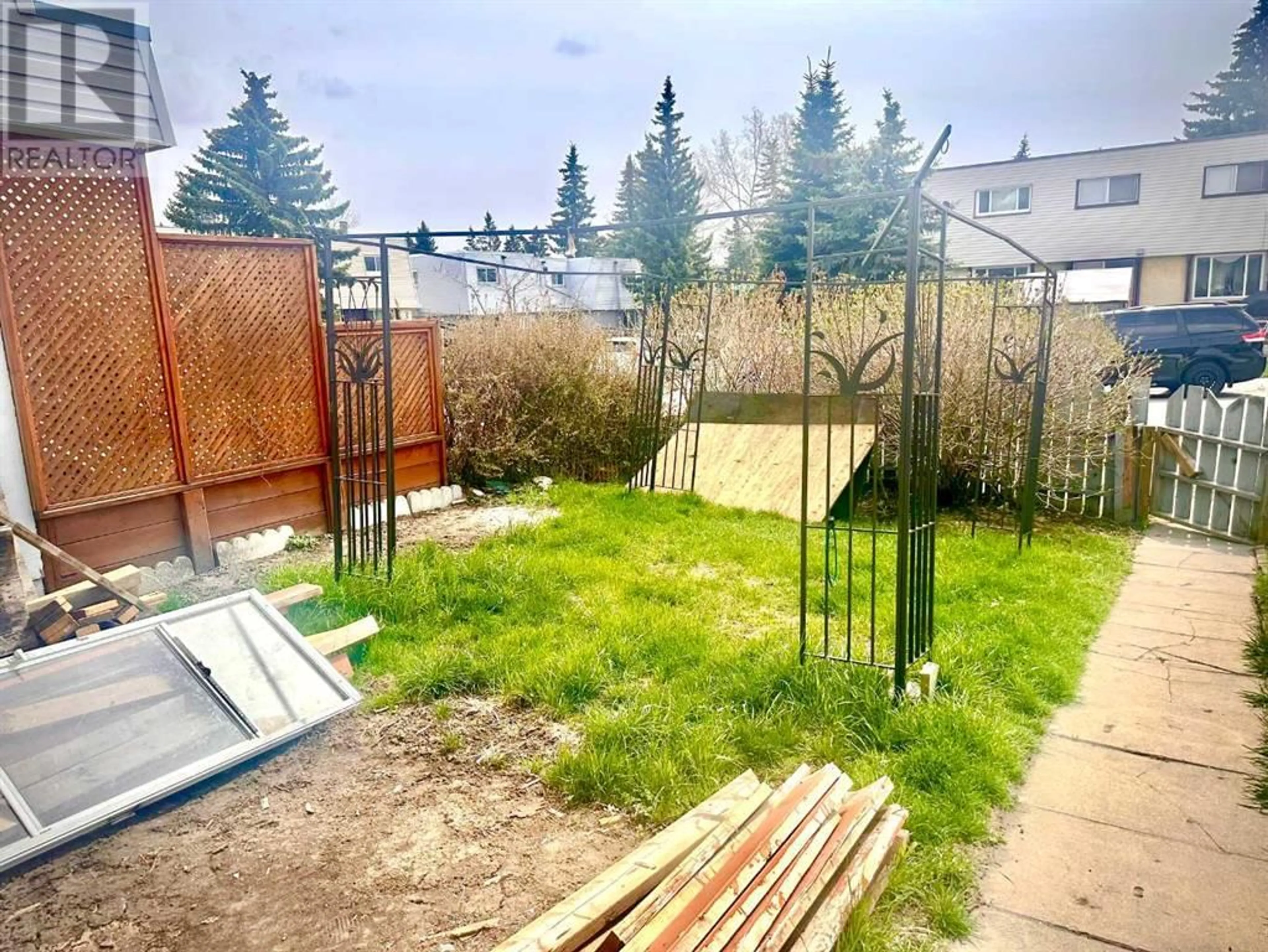 Fenced yard for 2 4 Blackthorn Bay NE, Calgary Alberta T2K5L4