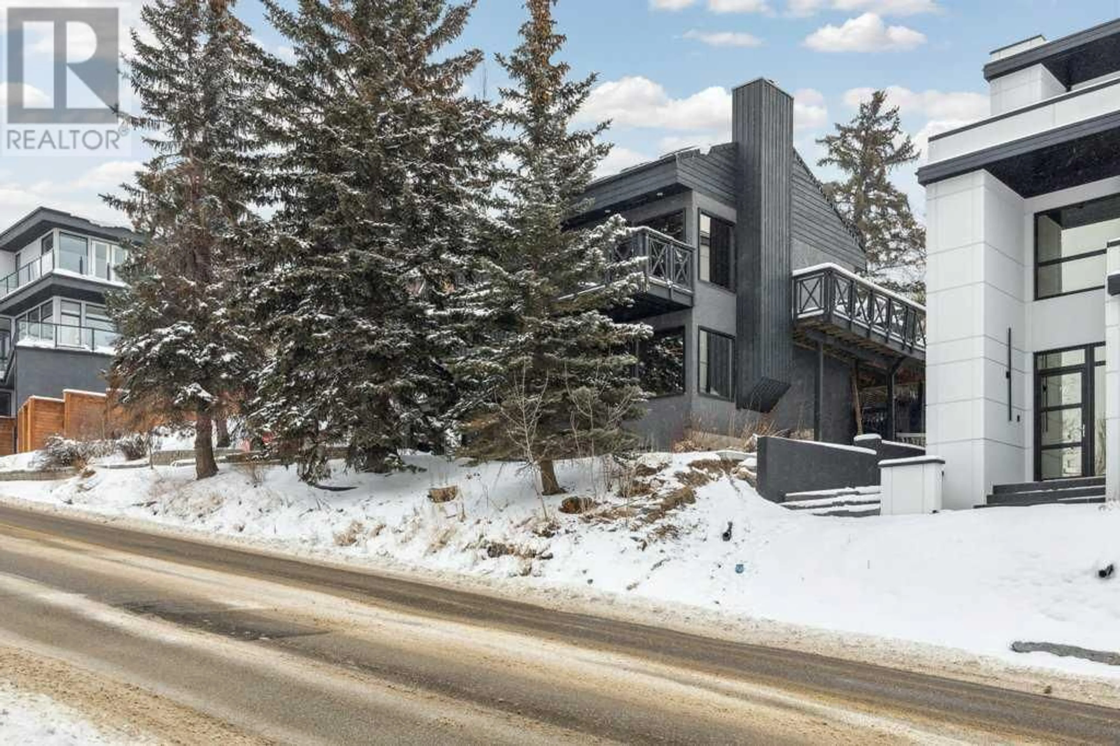 A pic from exterior of the house or condo for 618 10 Street NE, Calgary Alberta T2E4M9