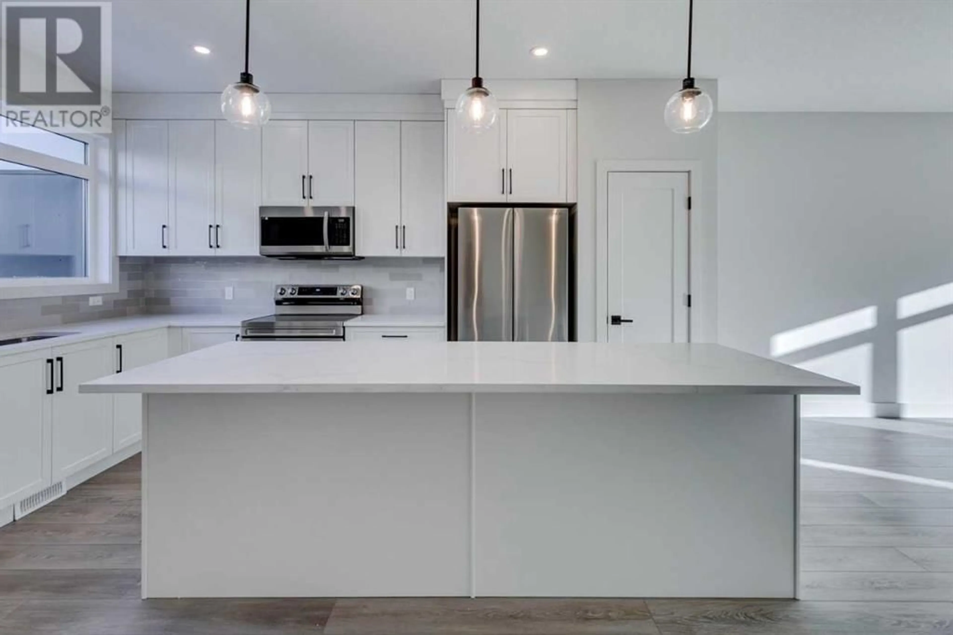 Contemporary kitchen for 83 Royal Elm Green NW, Calgary Alberta T3G0G8