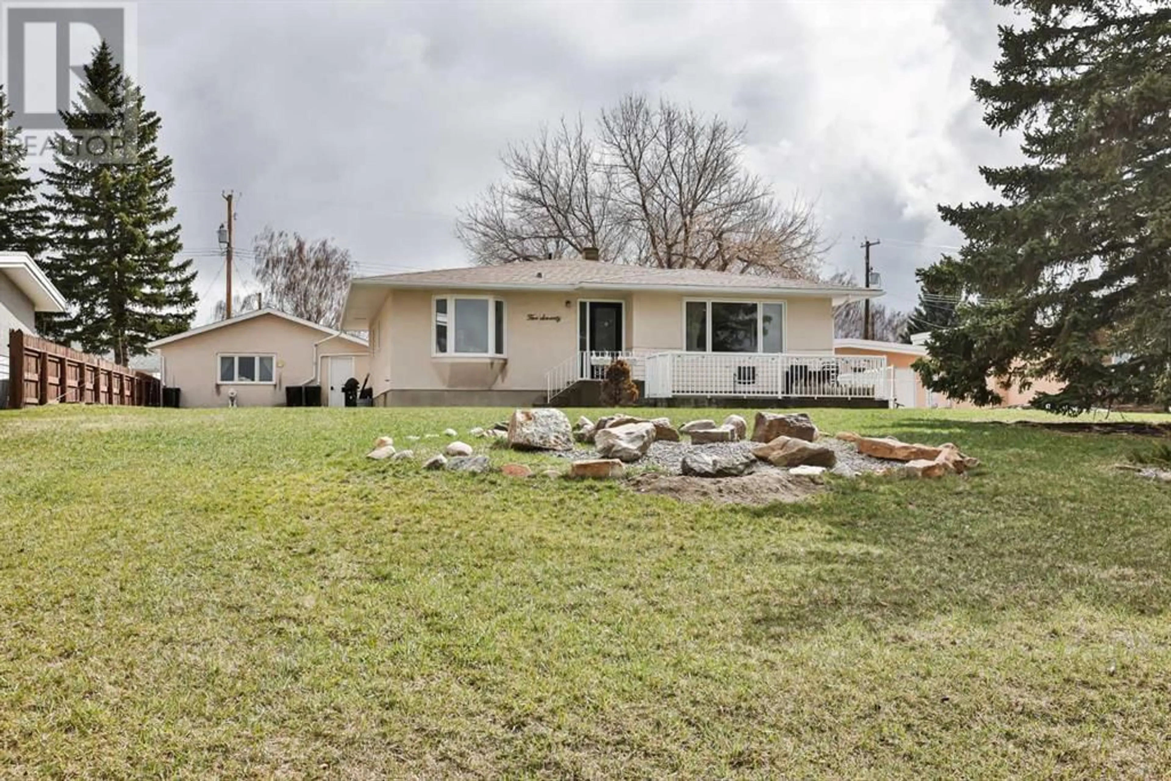 Frontside or backside of a home for 570 30 Street, Fort Macleod Alberta T0L0Z0