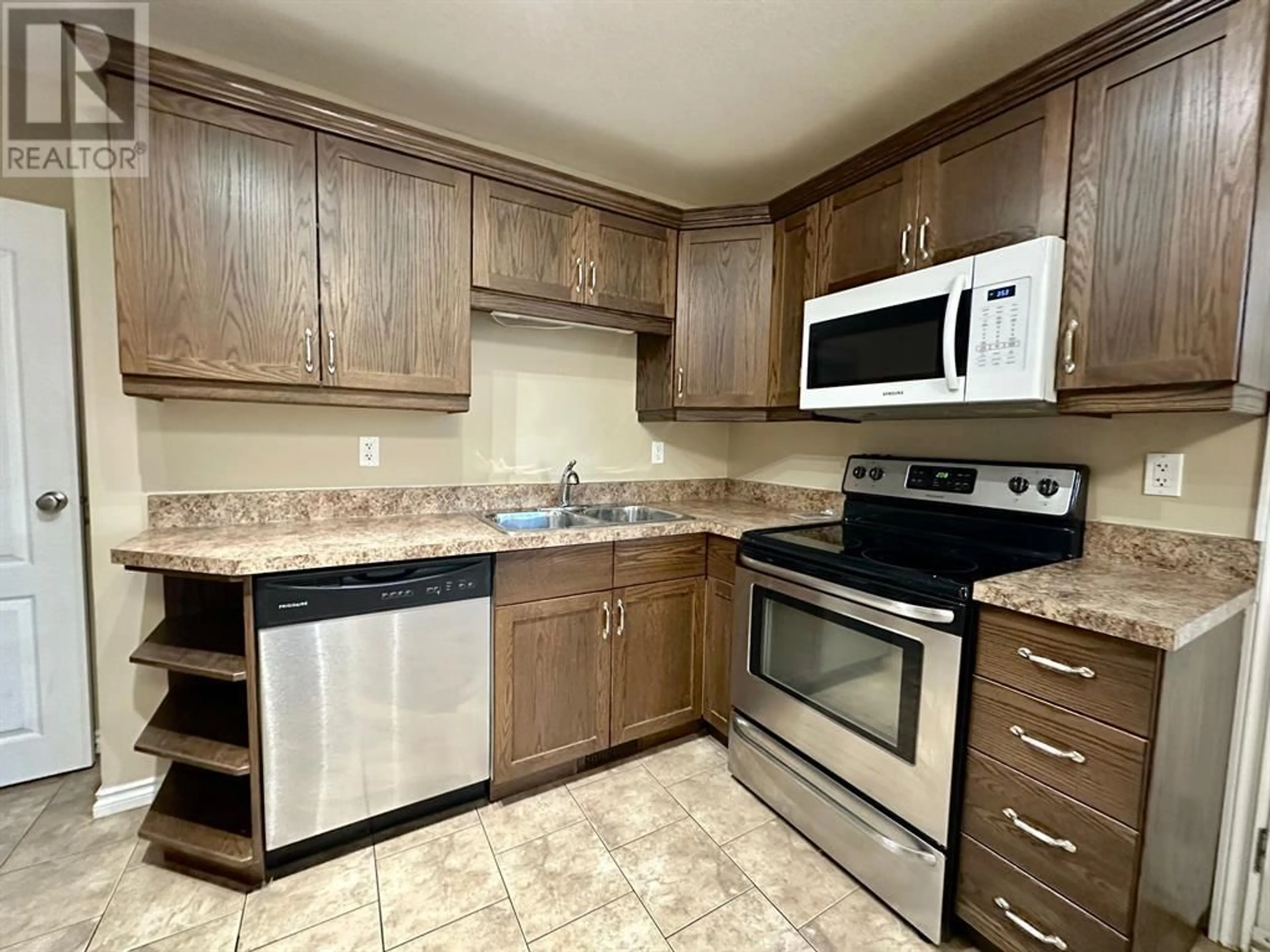 Standard kitchen for 15 126 HARDISTY Avenue, Hinton Alberta T7V1B6