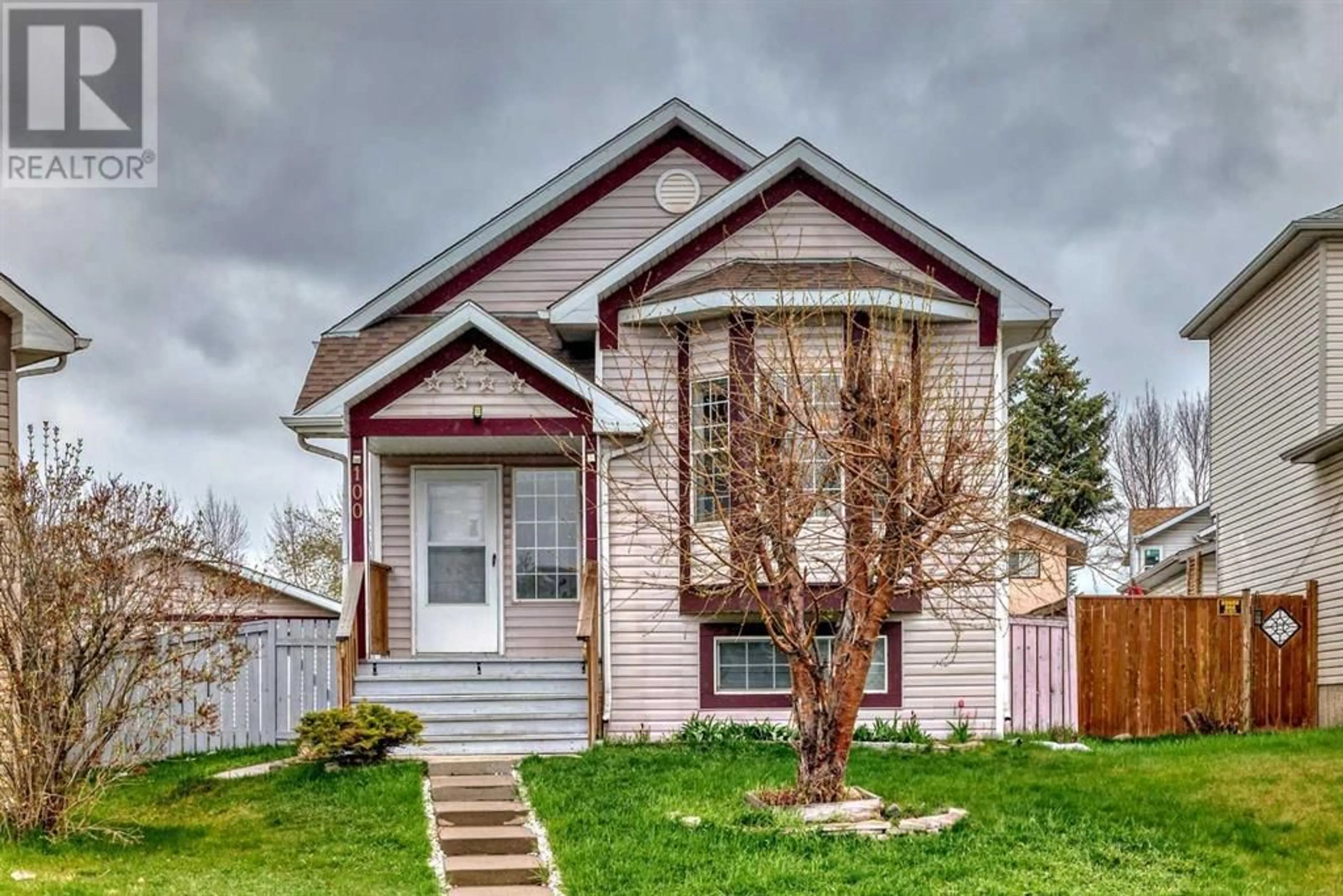 Frontside or backside of a home for 100 Erin Circle SE, Calgary Alberta T2B3H8