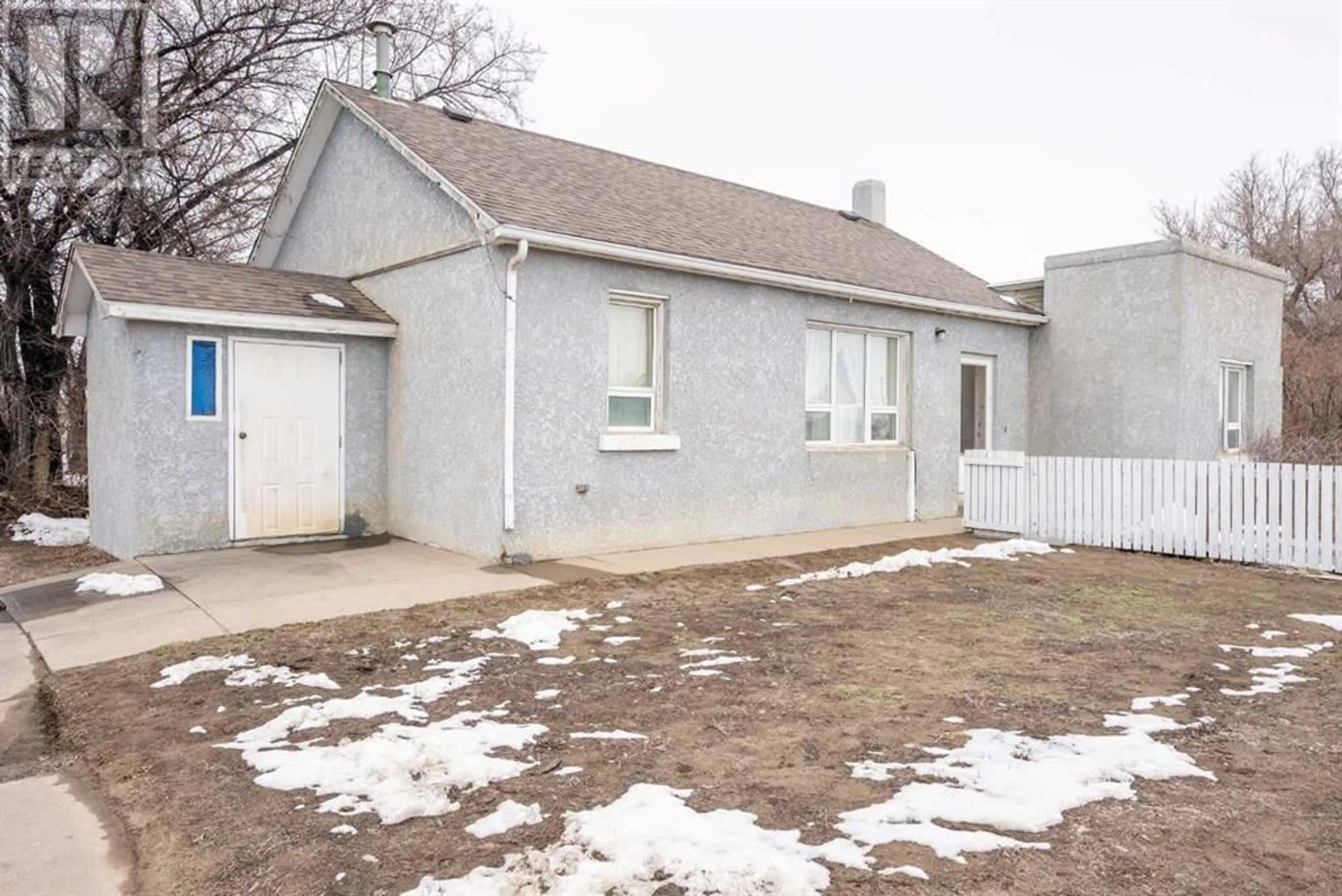 Outside view for 5003 55 Street, Taber Alberta T1G1M9