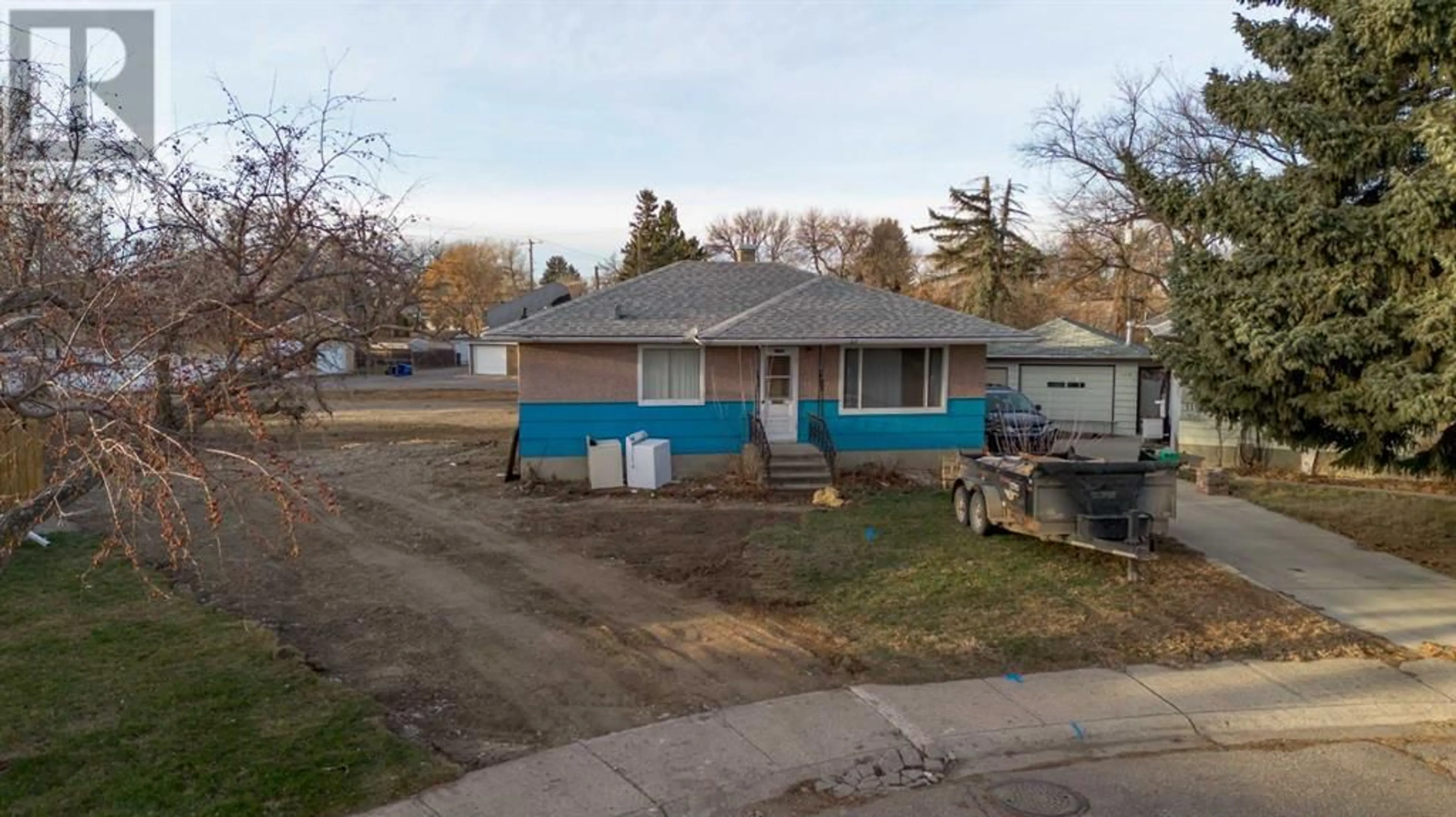 Frontside or backside of a home for 1100 11 Street N, Lethbridge Alberta T1H2G1