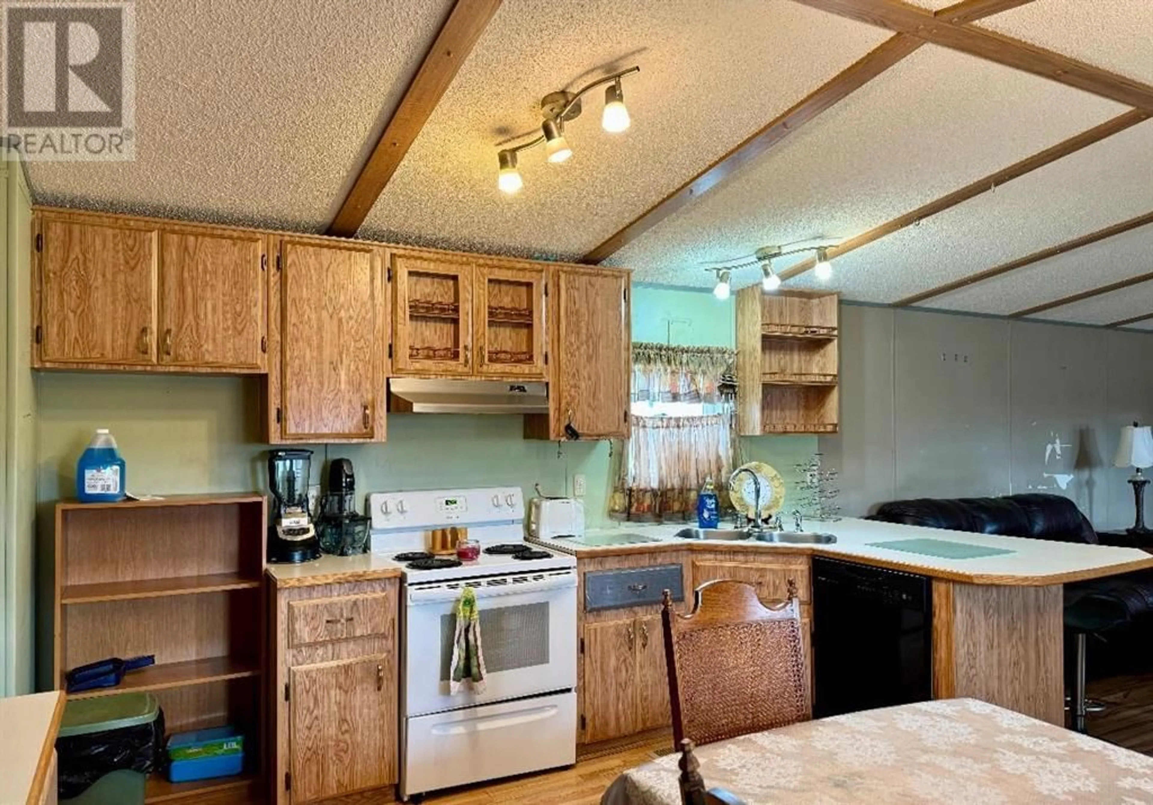 Standard kitchen for 10313 100 Street, Fairview Alberta T0H1L0
