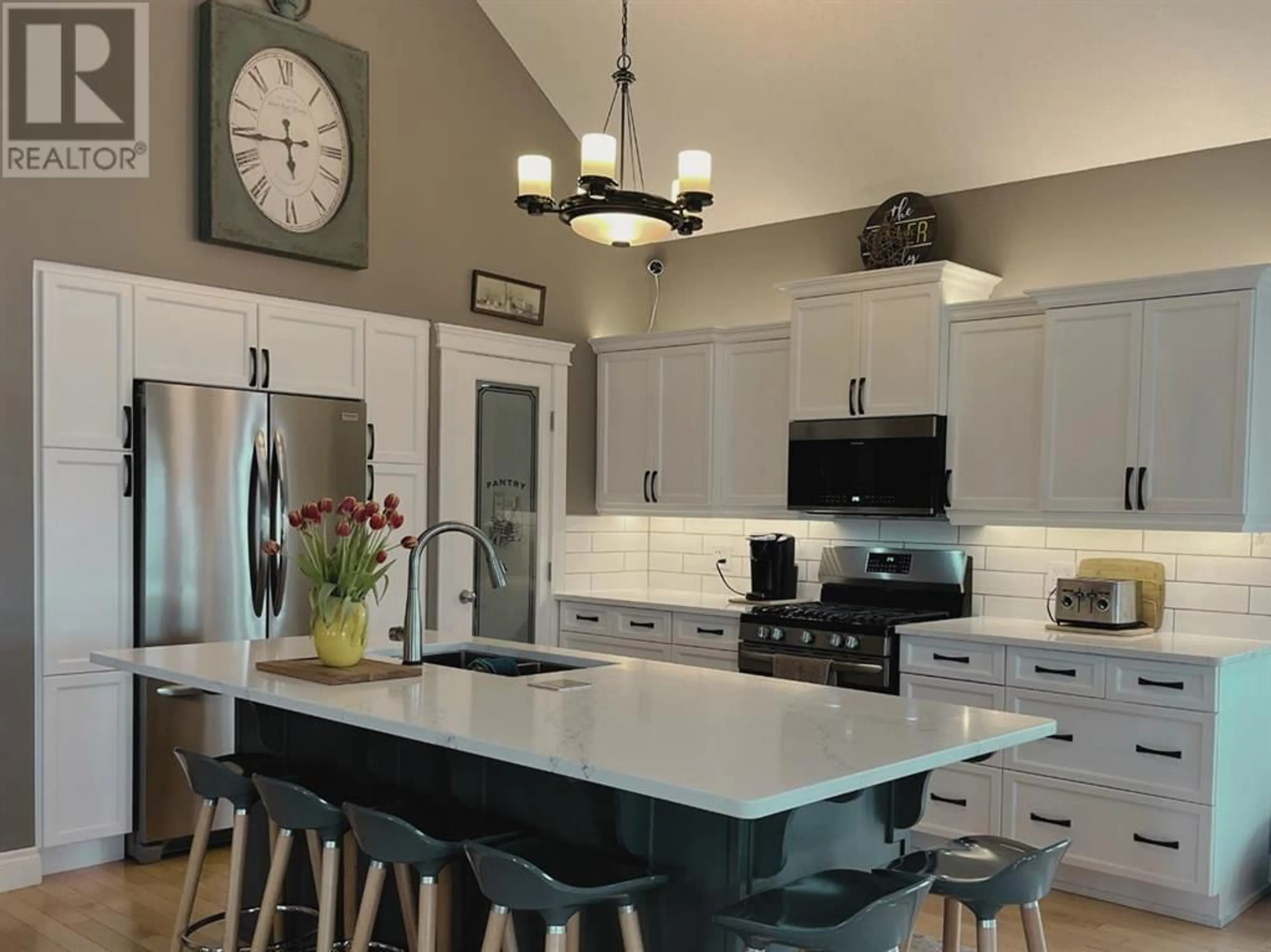 Contemporary kitchen for 3 441066 RR 65A, Rural Wainwright No. 61, M.D. of Alberta T9W1S9