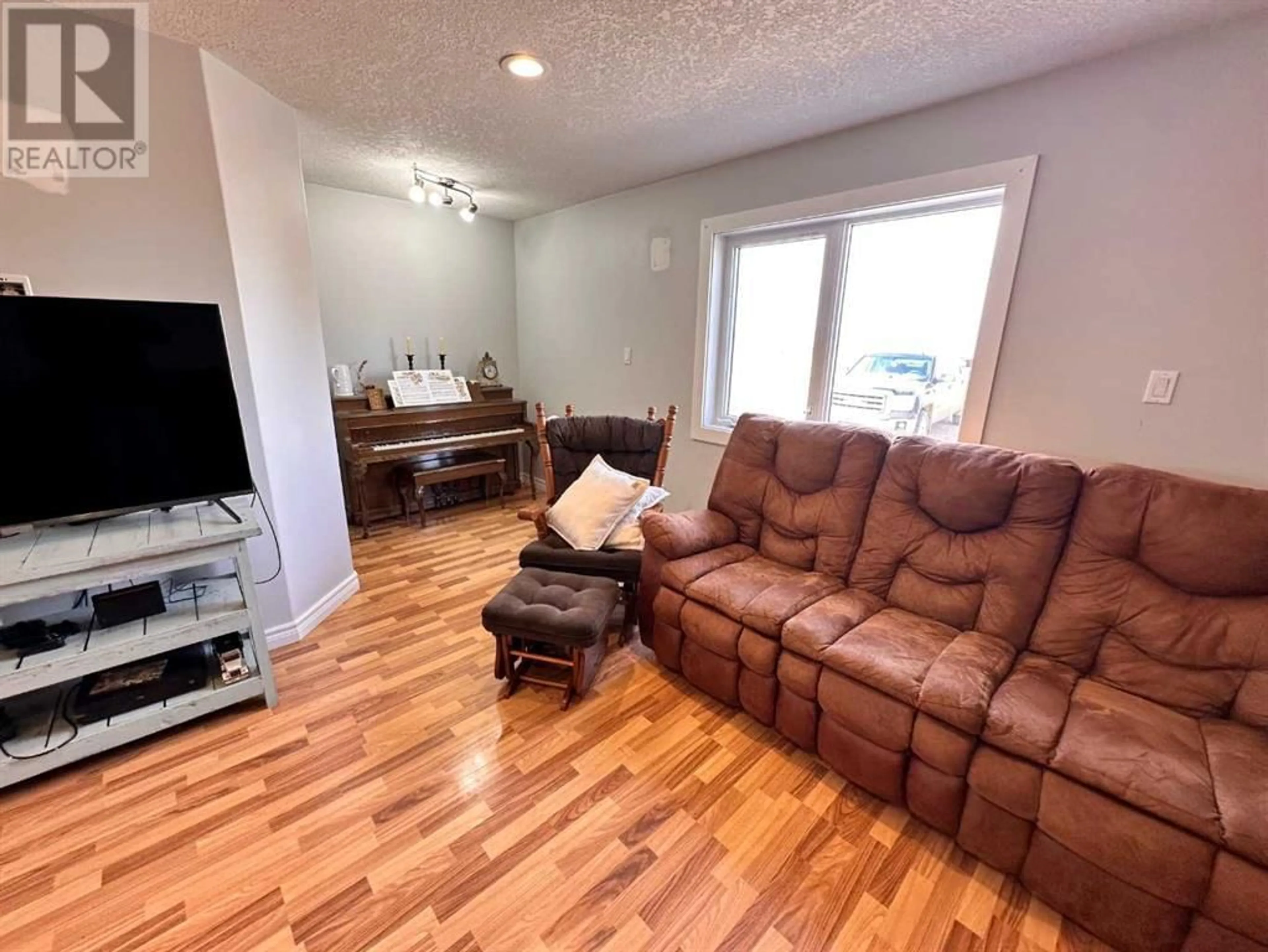 Living room for Pt NW 5-45-5-W4, Rural Wainwright No. 61, M.D. of Alberta T9W1T5