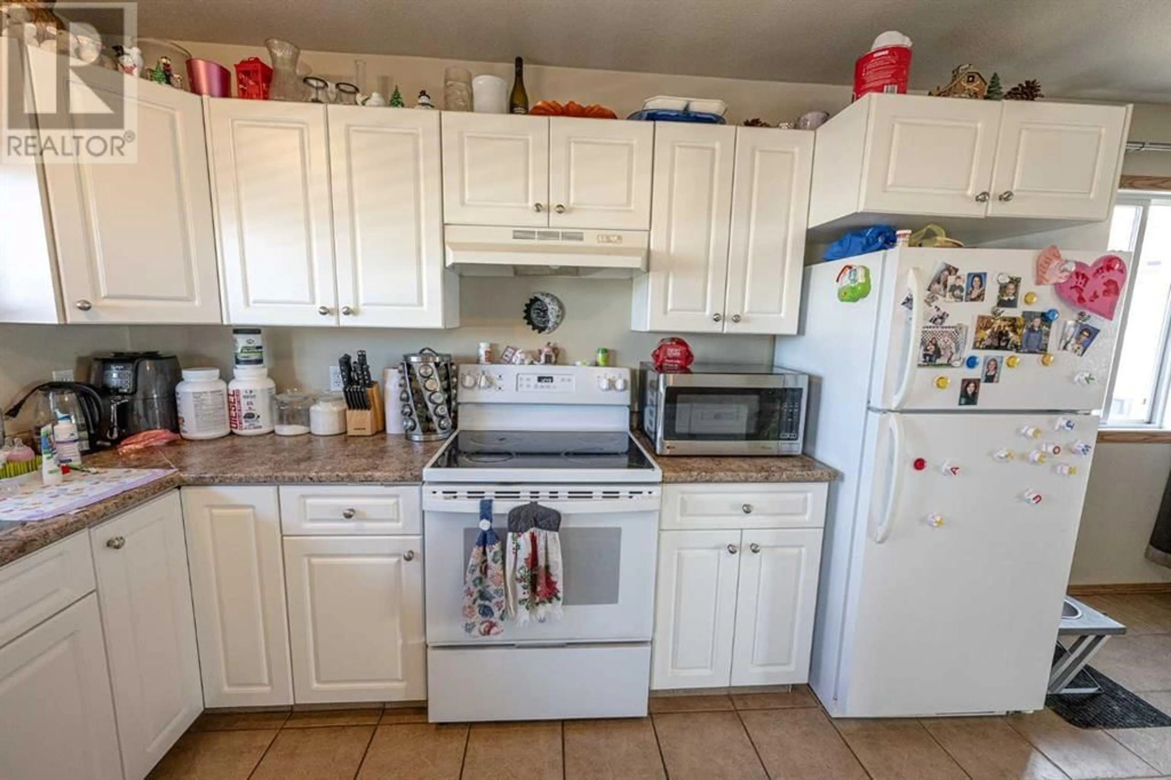 Standard kitchen for 13106 93 Street, Grande Prairie Alberta T8X1S5