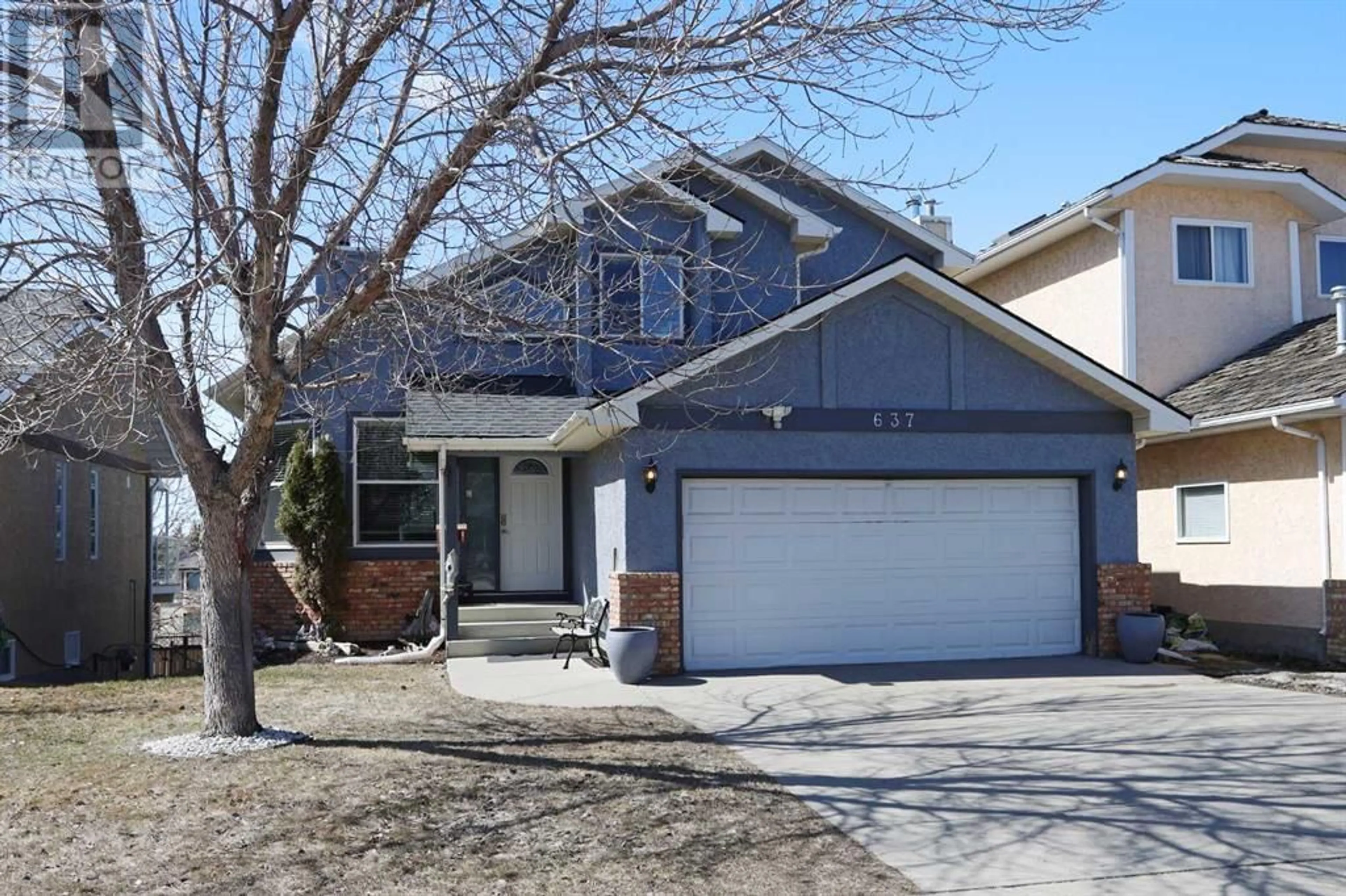 Frontside or backside of a home for 637 Woodbine Boulevard SW, Calgary Alberta T2W6C8