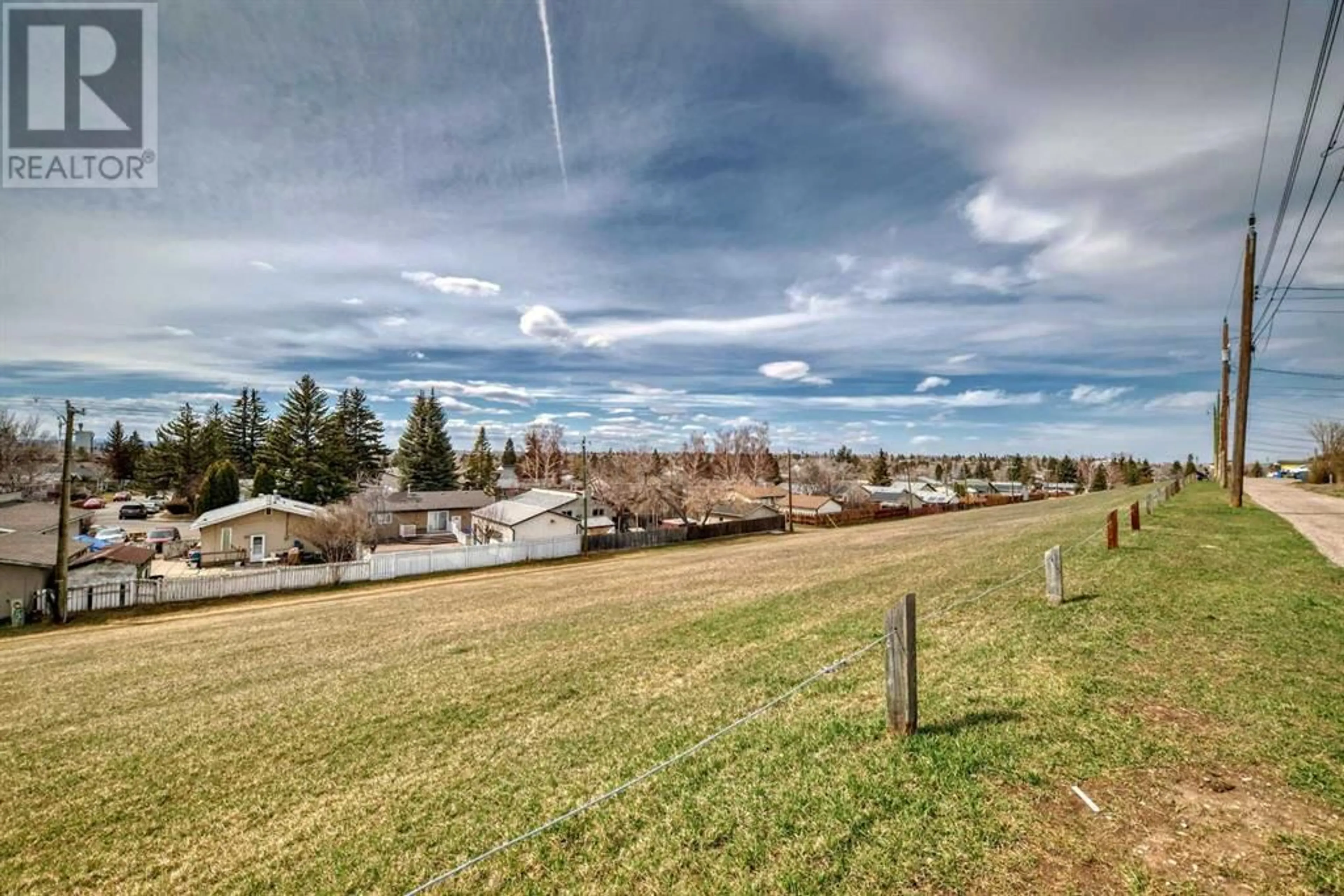 Fenced yard for 8021 24 Street SE, Calgary Alberta T2C0Z4