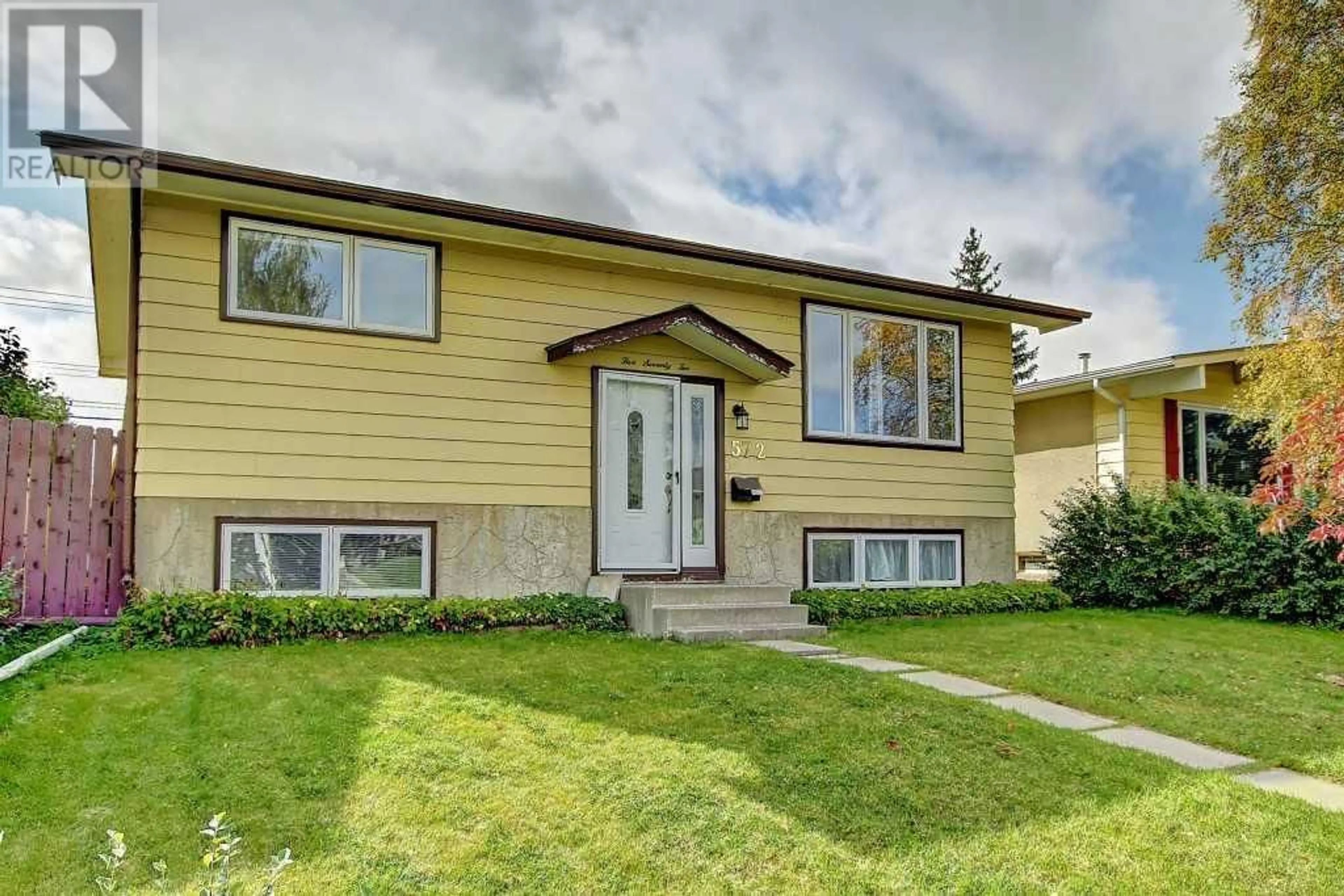 Frontside or backside of a home for 572 Penworth Way SE, Calgary Alberta t2a4g3