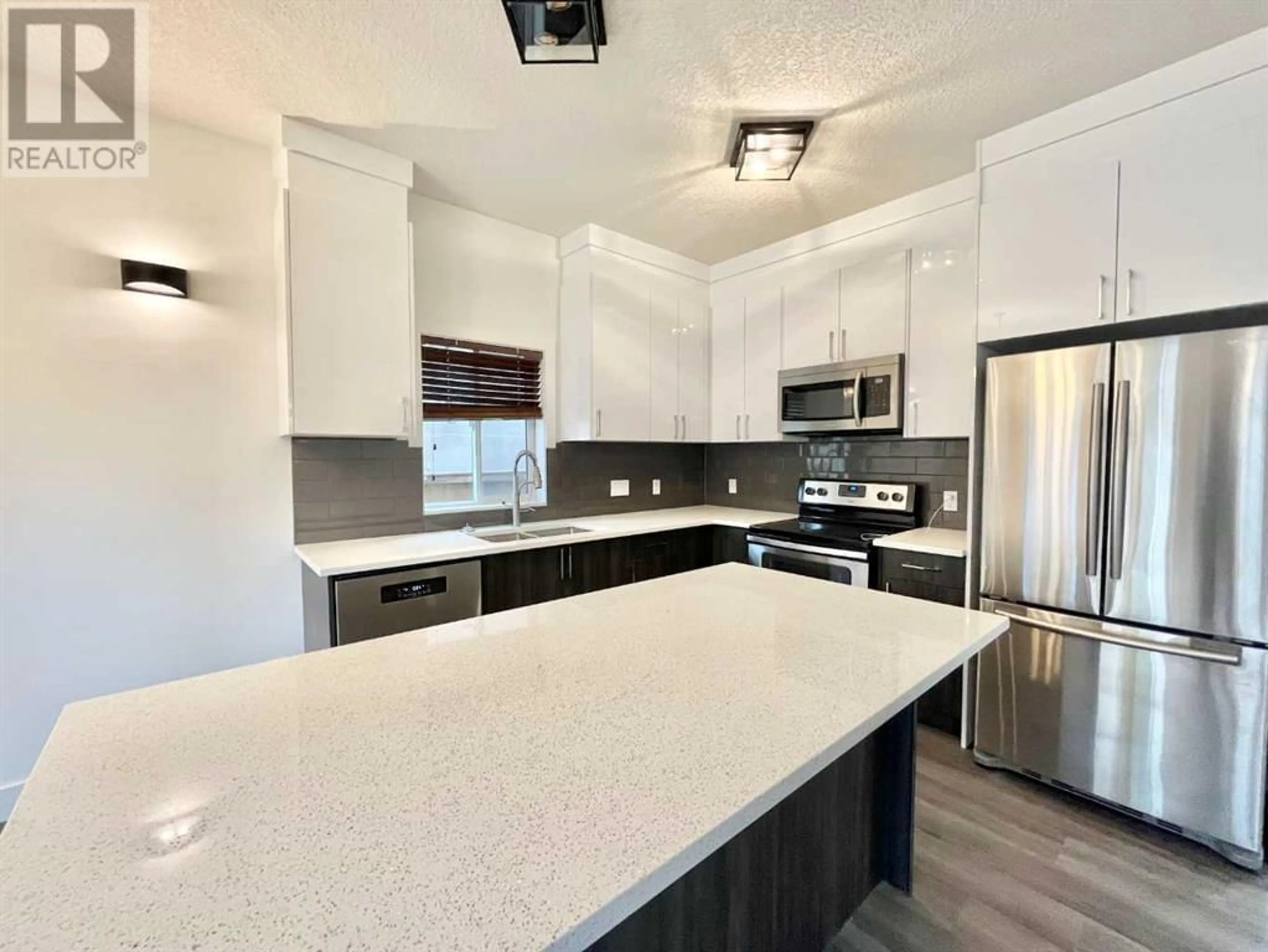 Contemporary kitchen for 389 Northmount Drive NW, Calgary Alberta t2k3h4