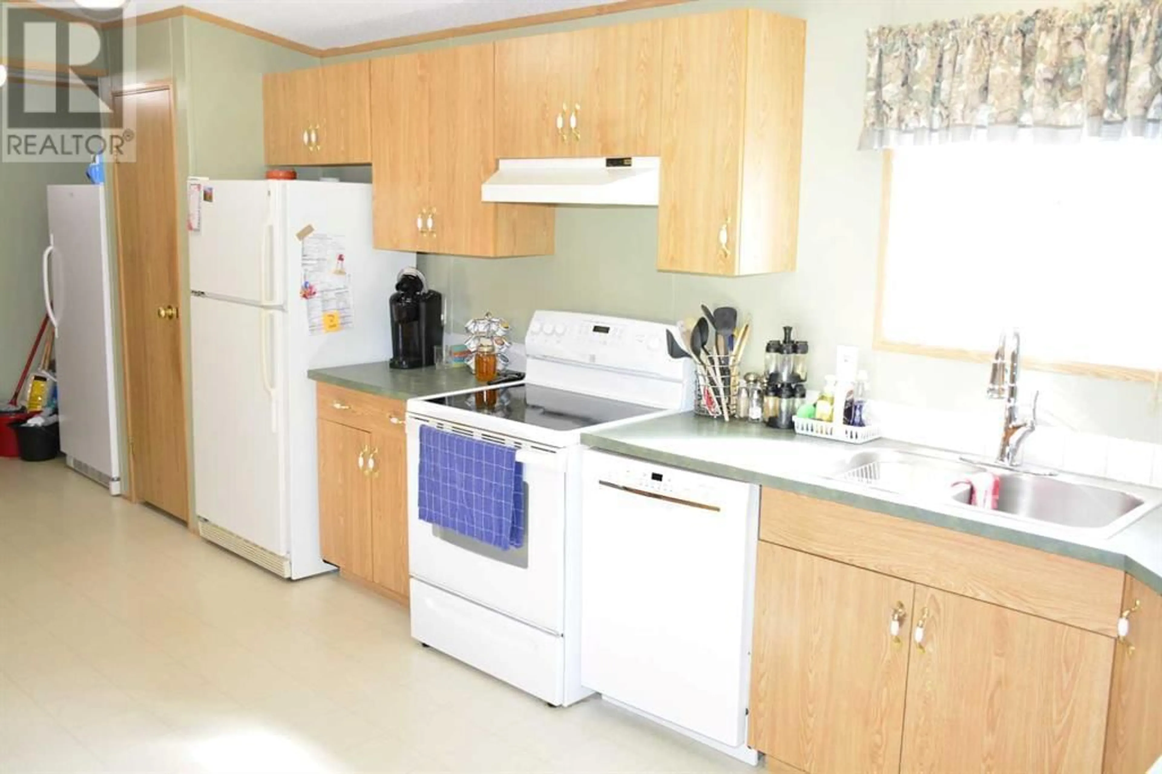Standard kitchen for 7948 97 Avenue, Peace River Alberta T8S1H6
